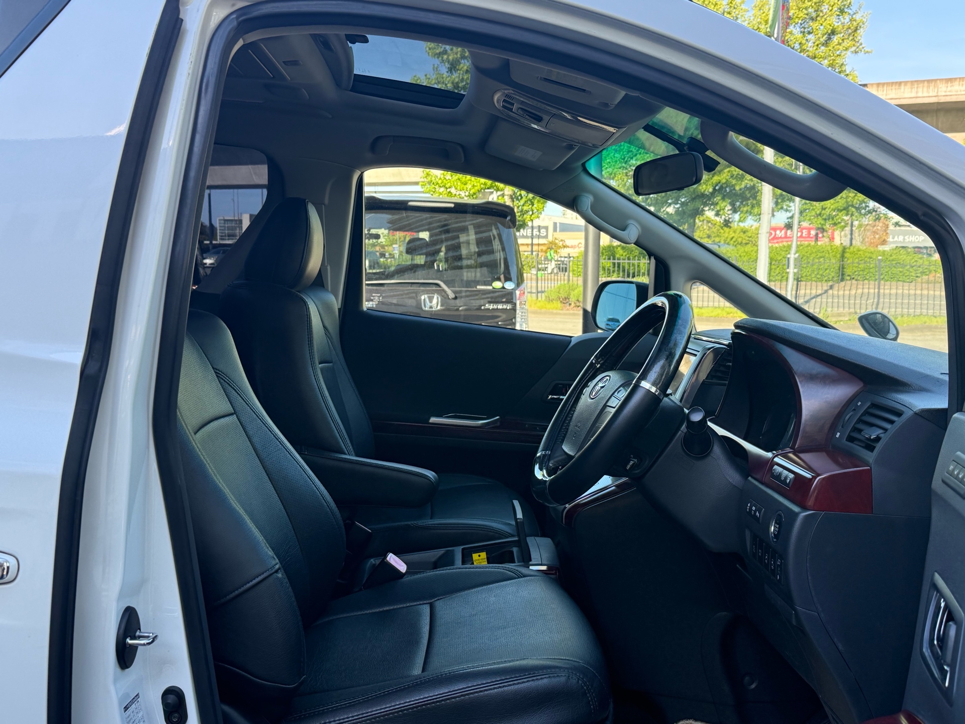 Vehicle photo 14