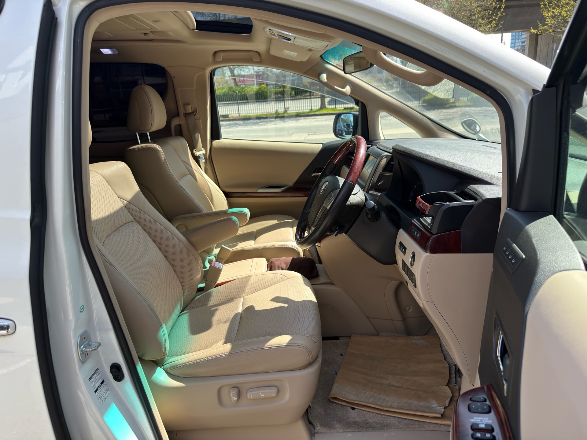 Vehicle photo 14