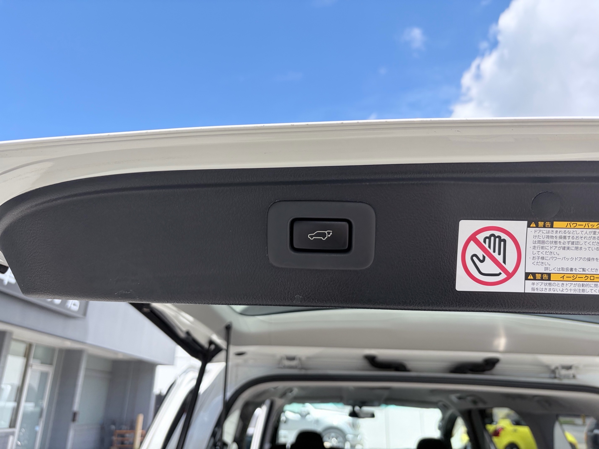Vehicle photo 19