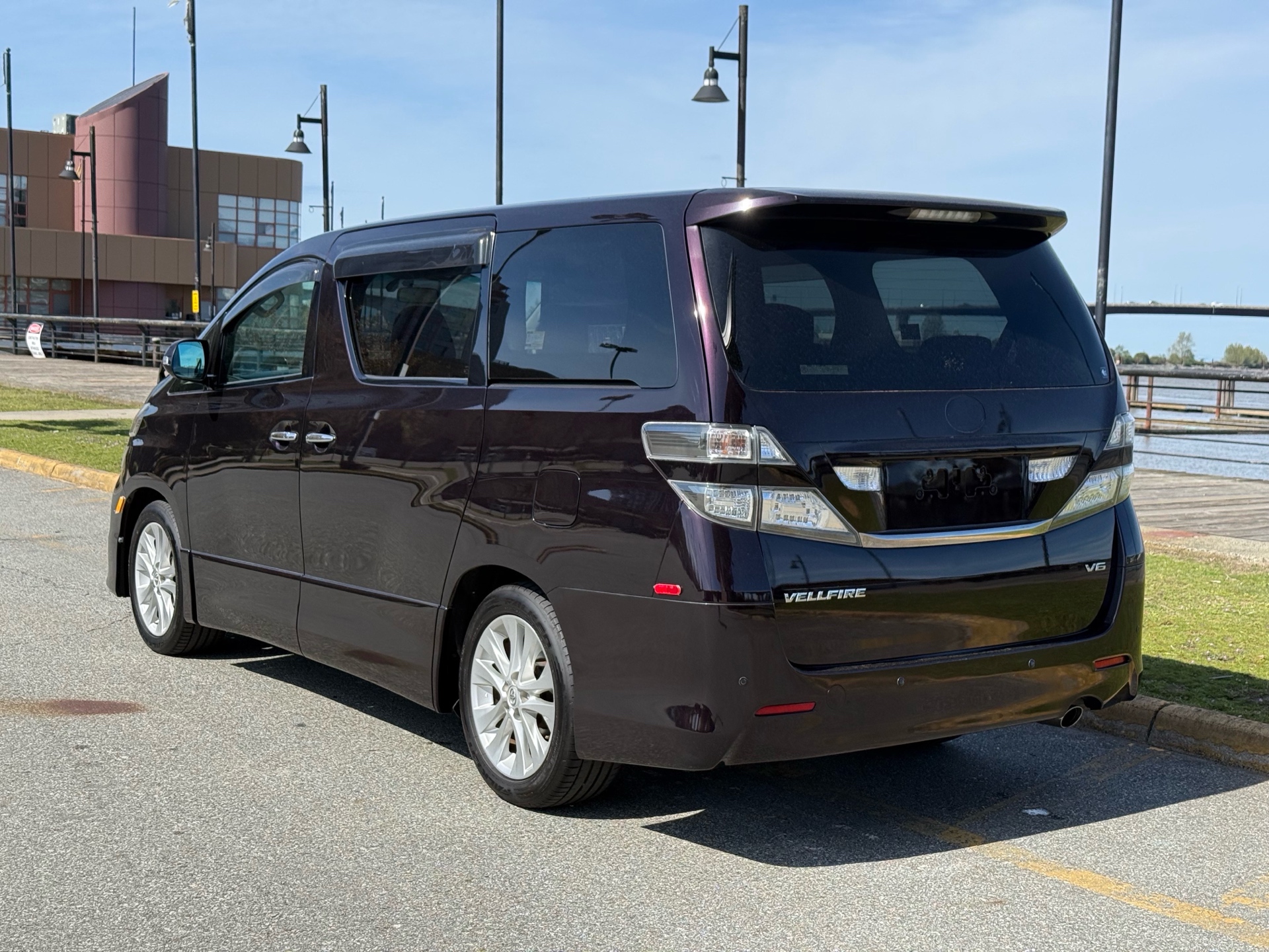 Vehicle photo 4