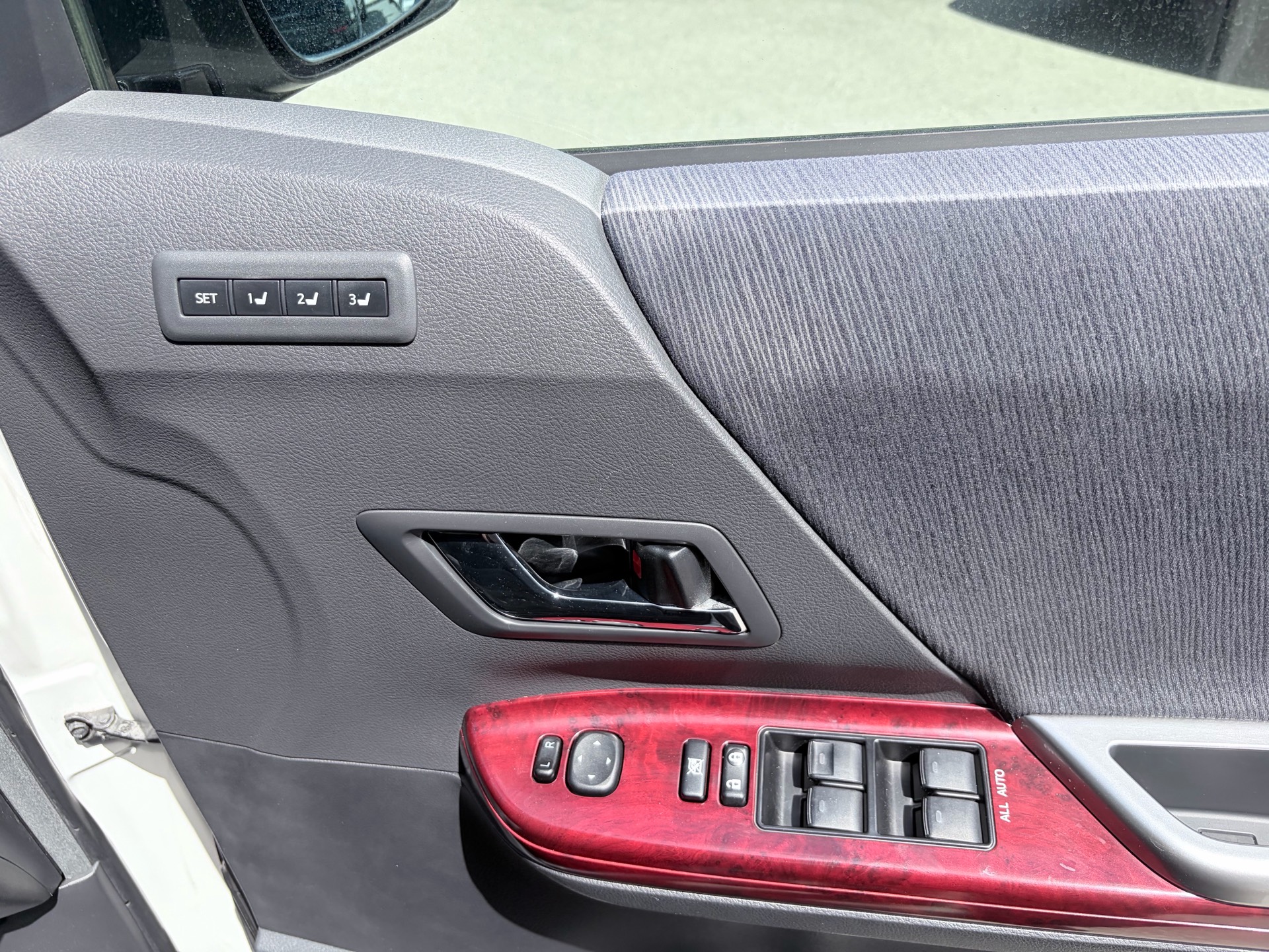 Vehicle photo 12