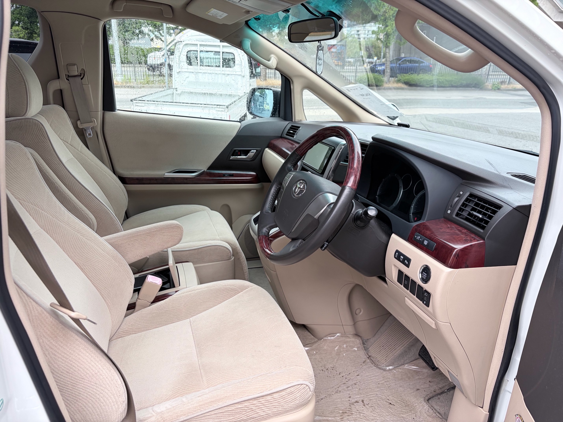 Vehicle photo 14