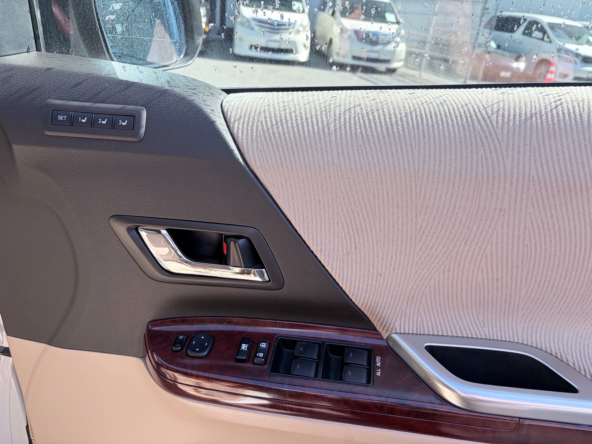Vehicle photo 13