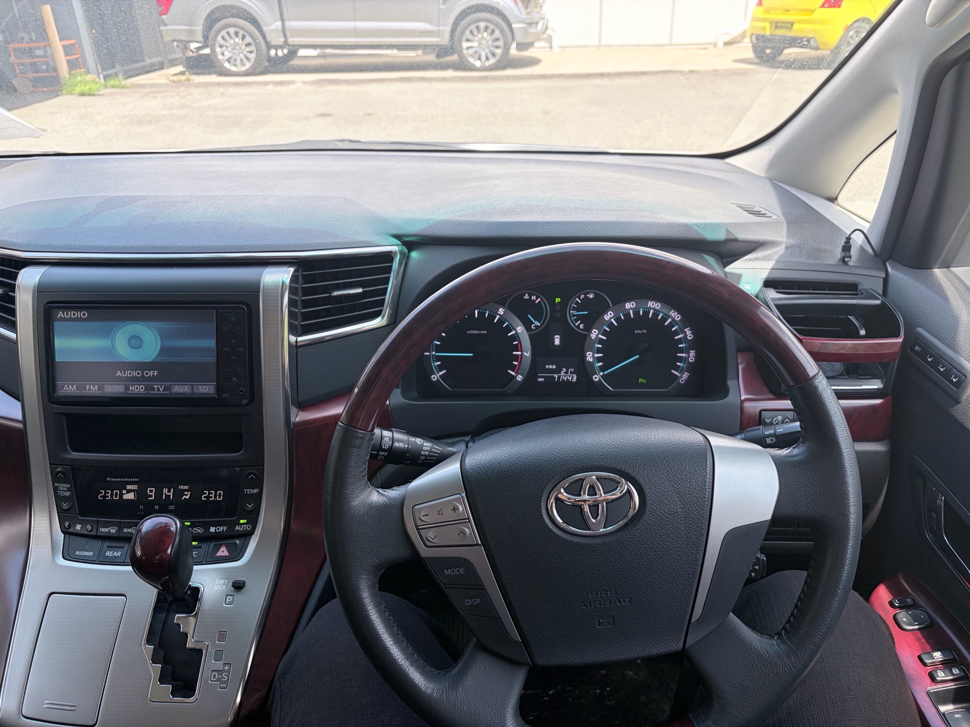 Vehicle photo 9