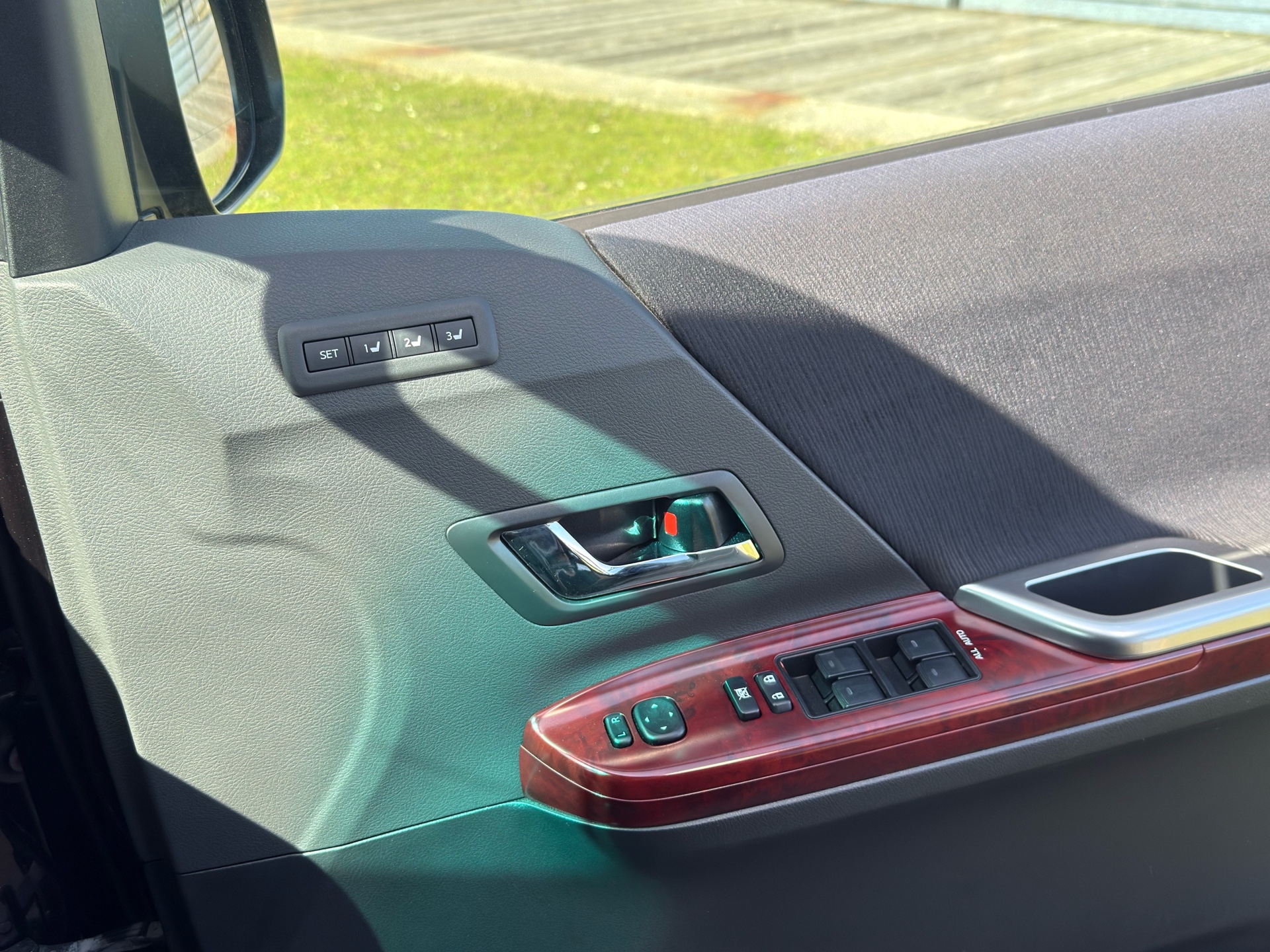 Vehicle photo 11