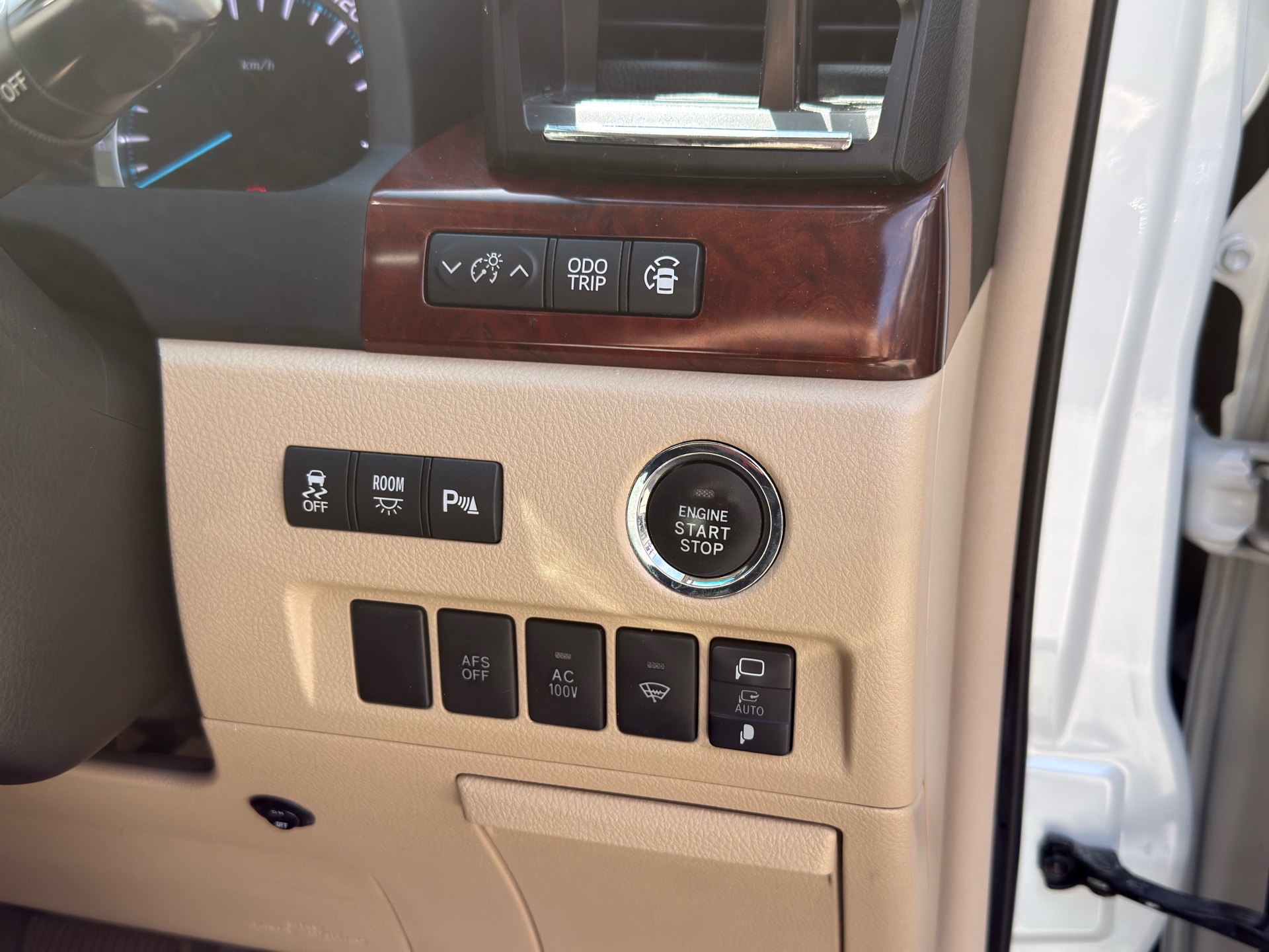 Vehicle photo 12