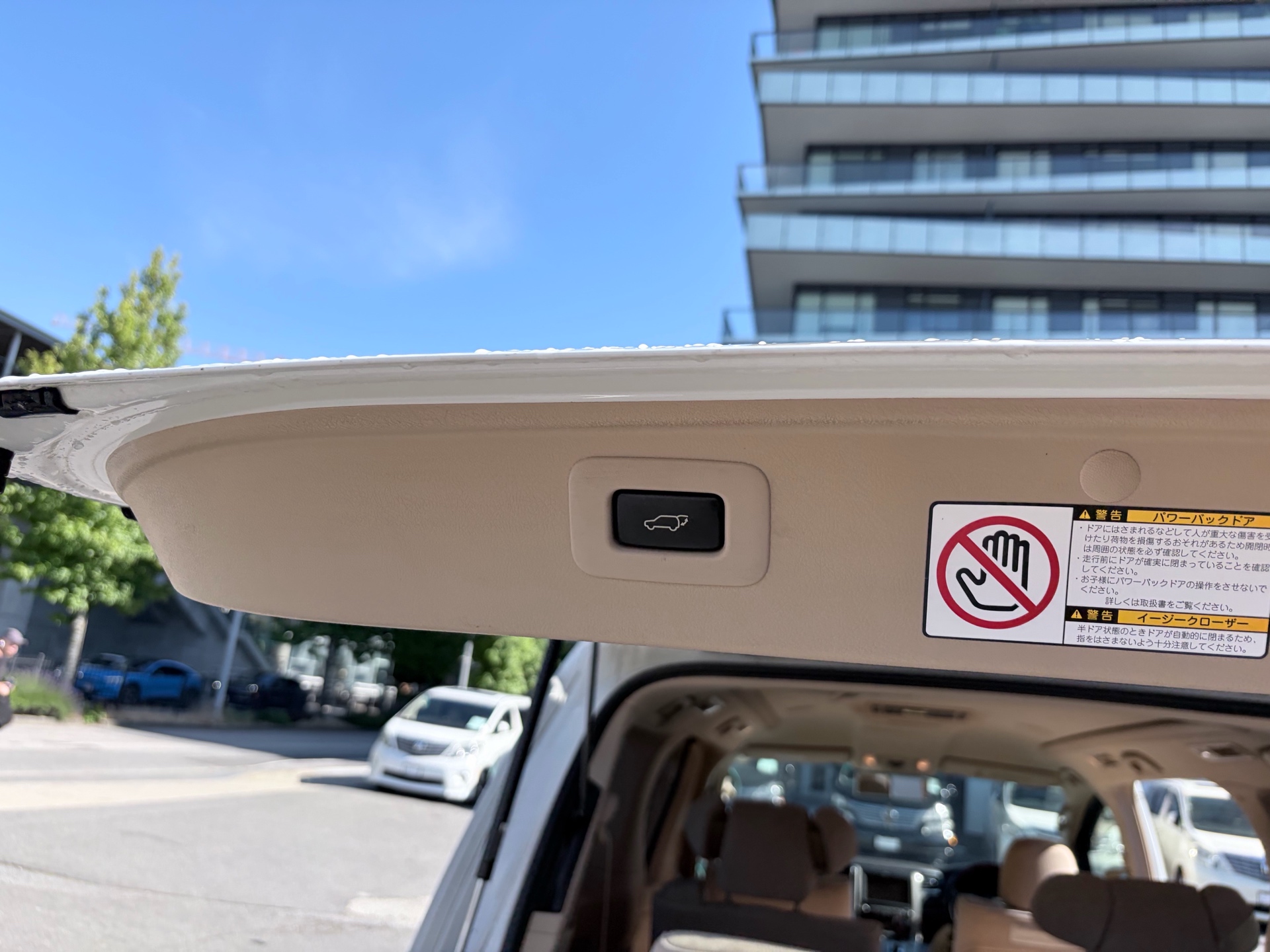 Vehicle photo 19