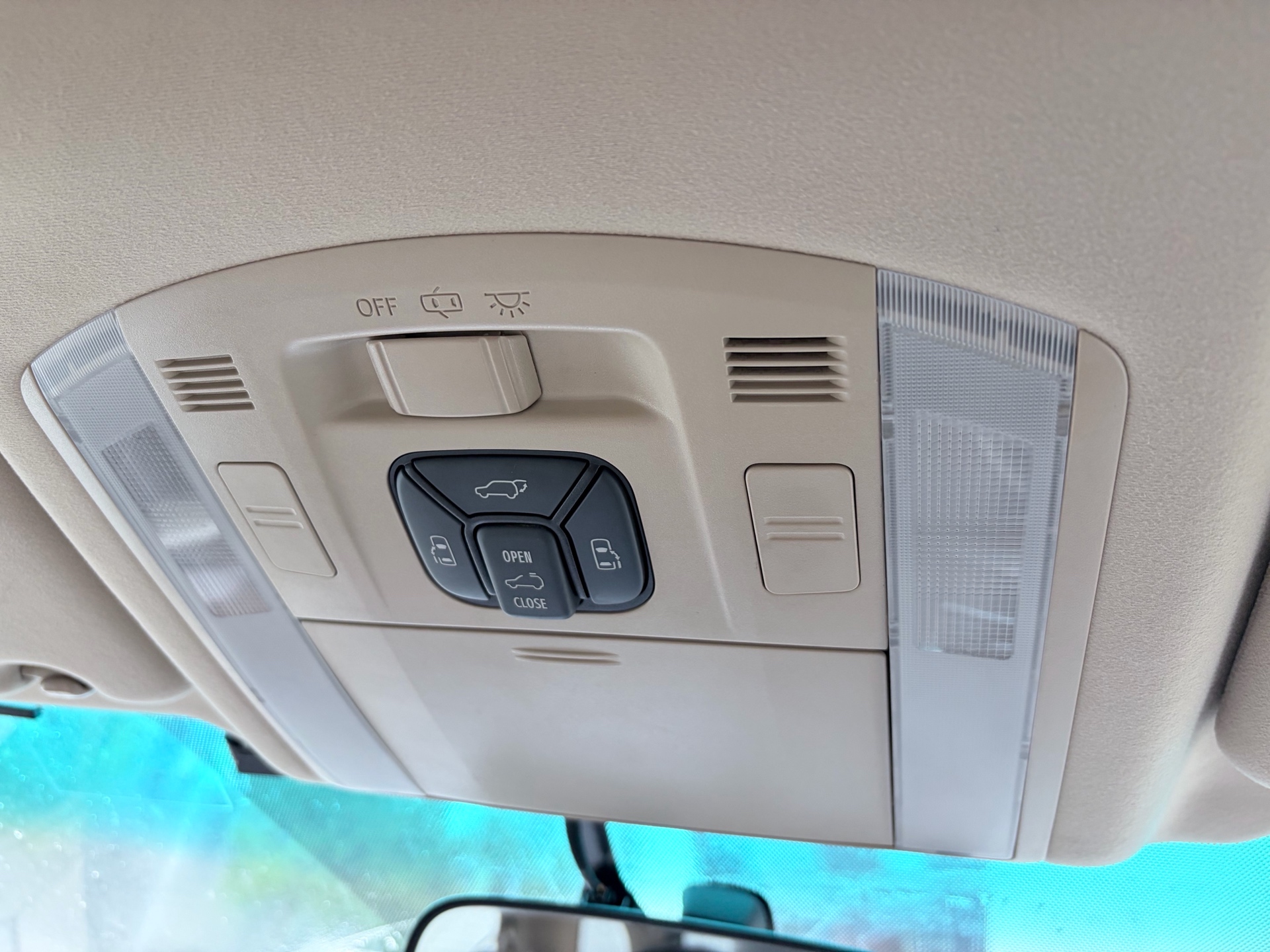 Vehicle photo 13