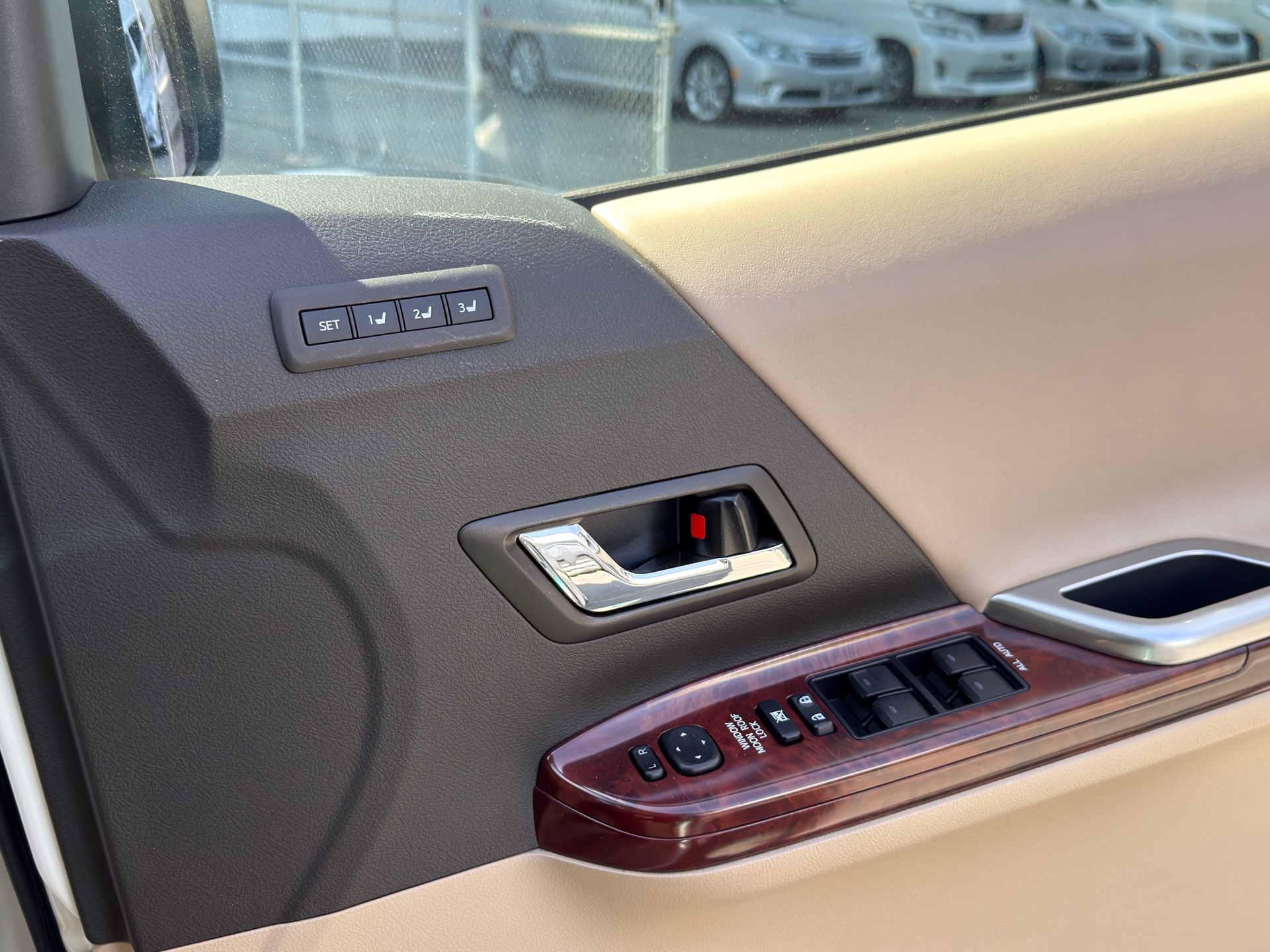 Vehicle photo 13