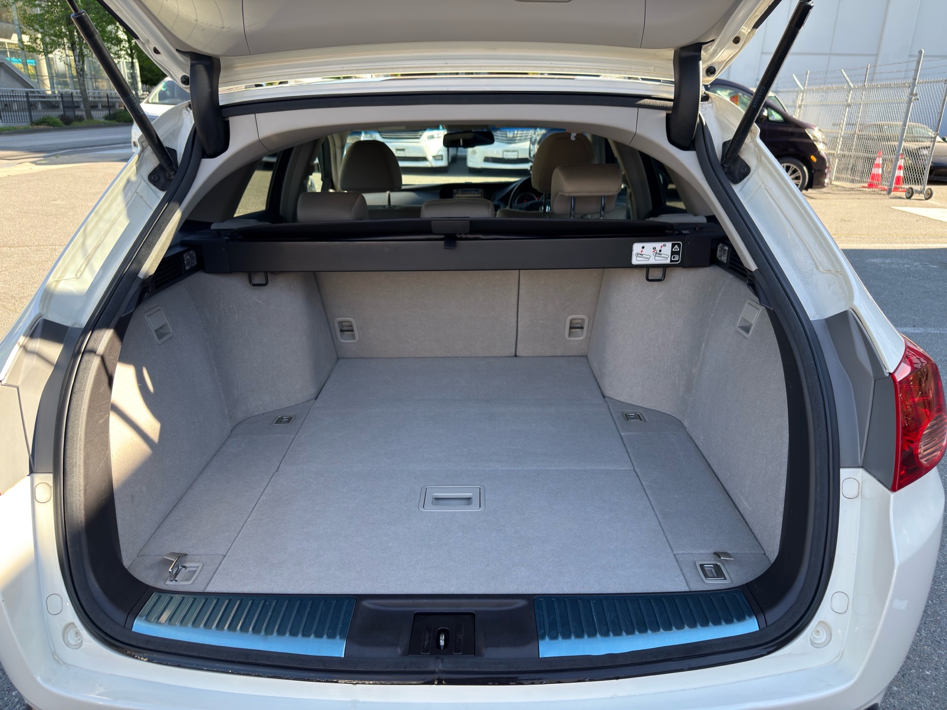 Vehicle photo 13