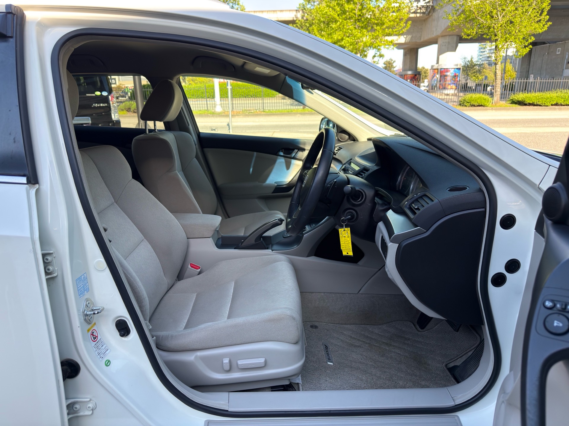 Vehicle photo 11