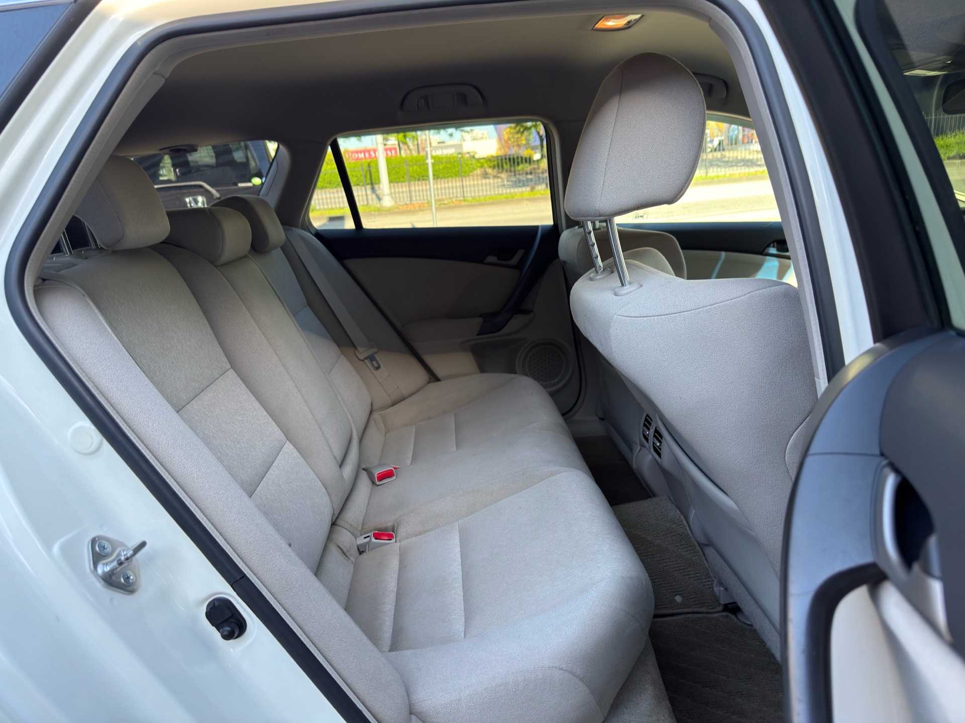 Vehicle photo 12