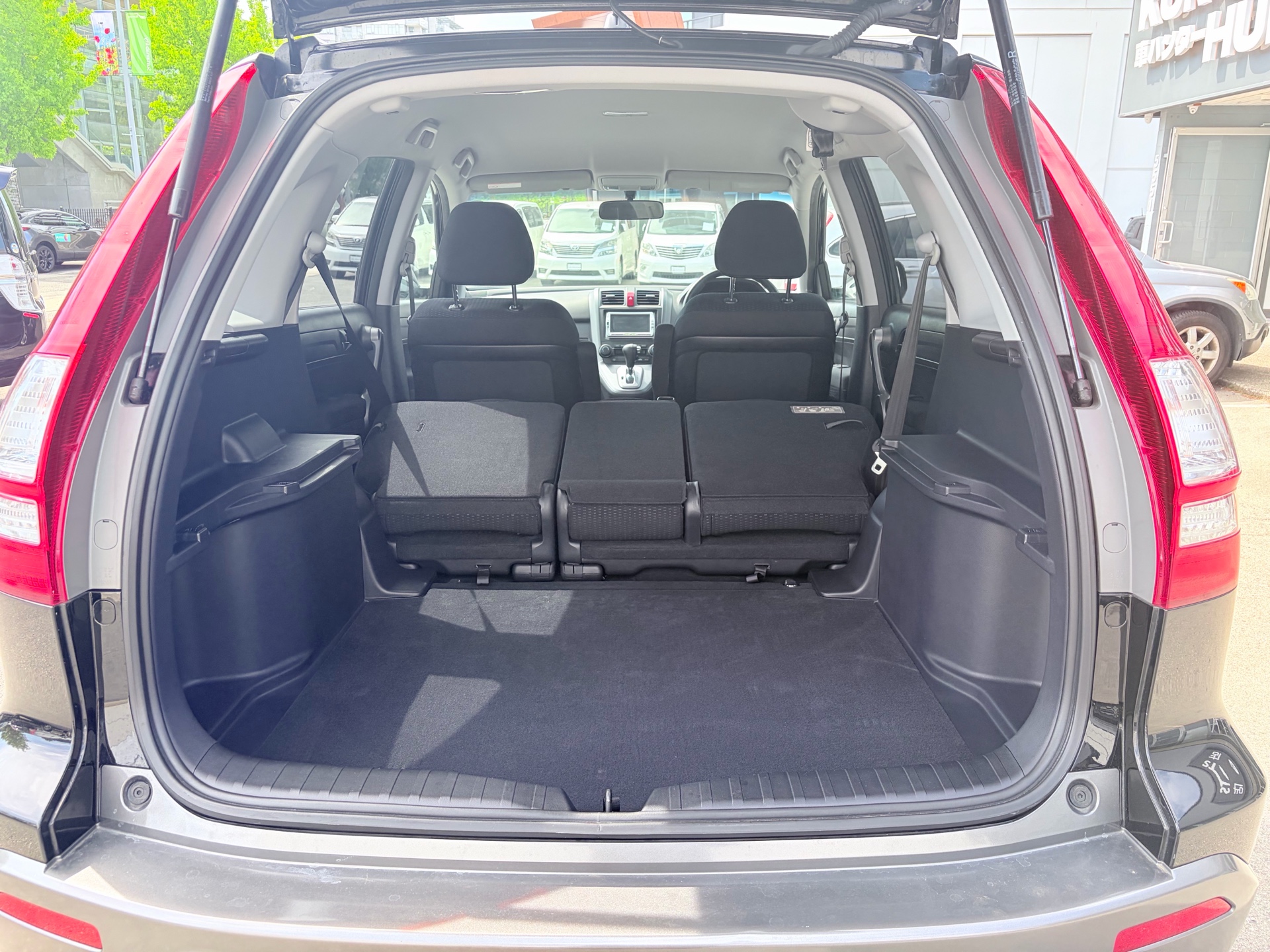 Vehicle photo 12