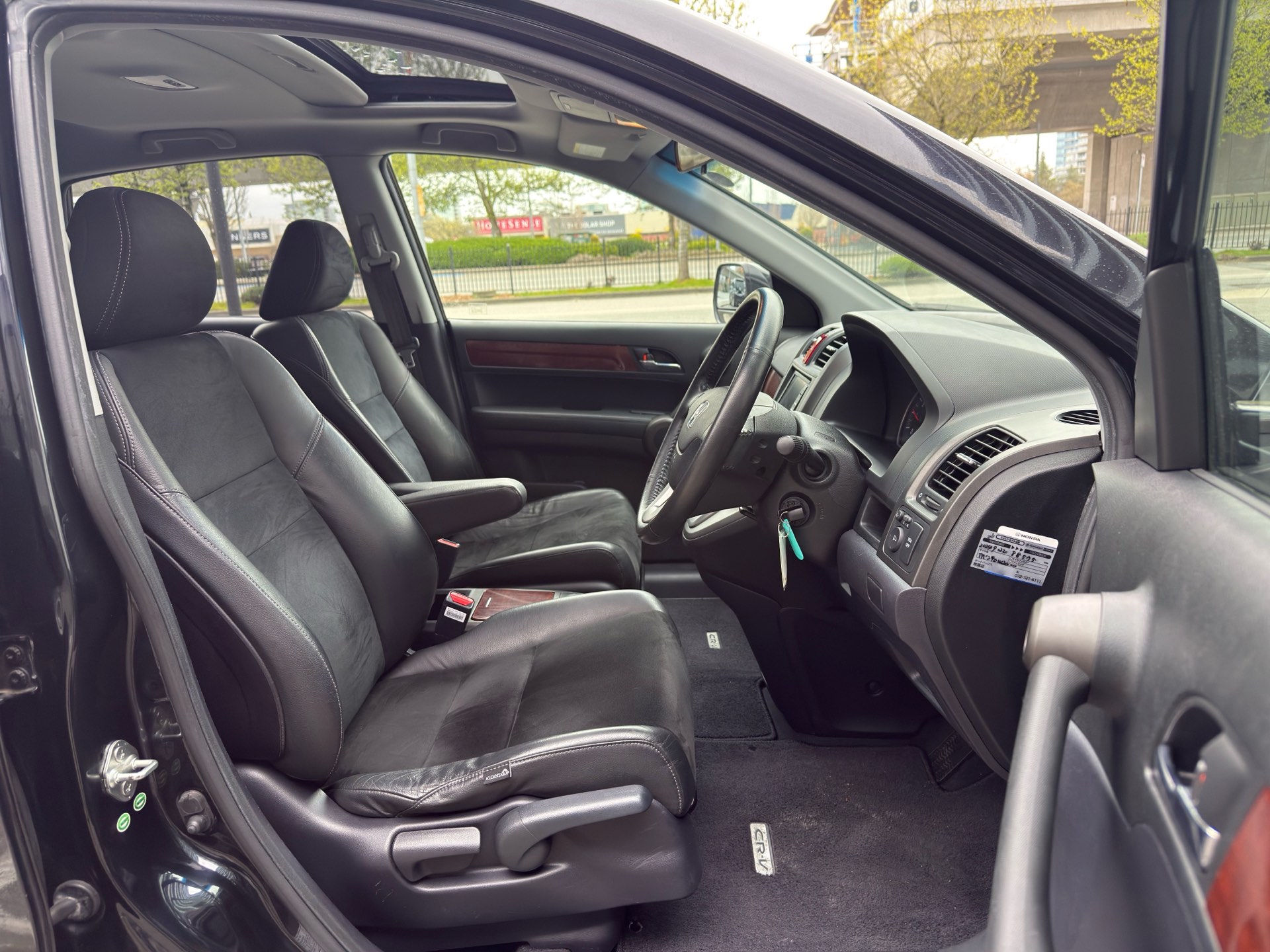 Vehicle photo 12
