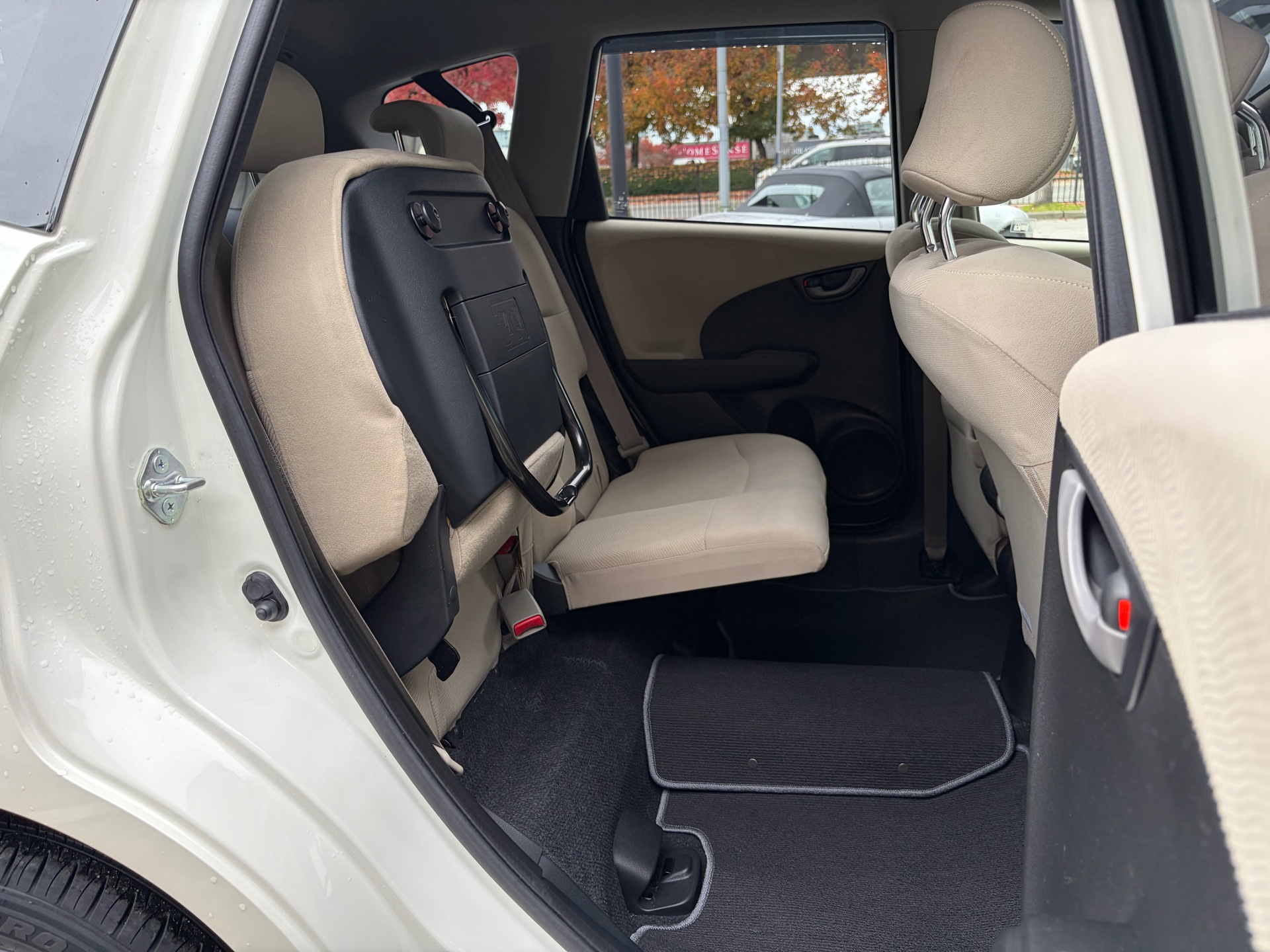 Vehicle photo 12