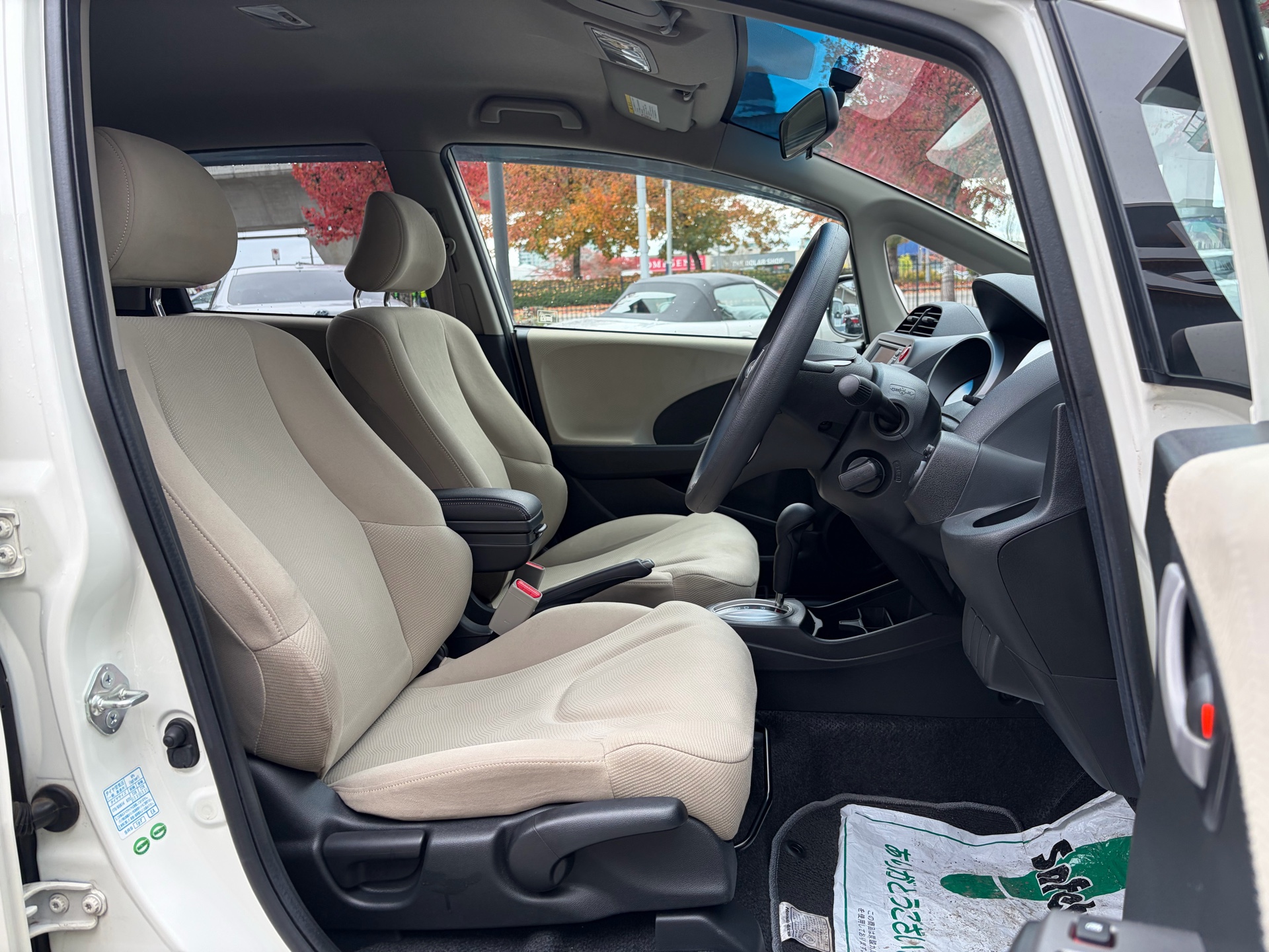 Vehicle photo 9