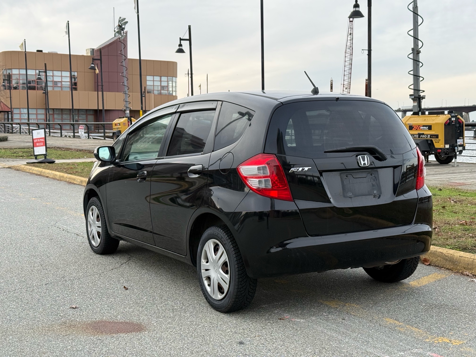 Vehicle photo 4