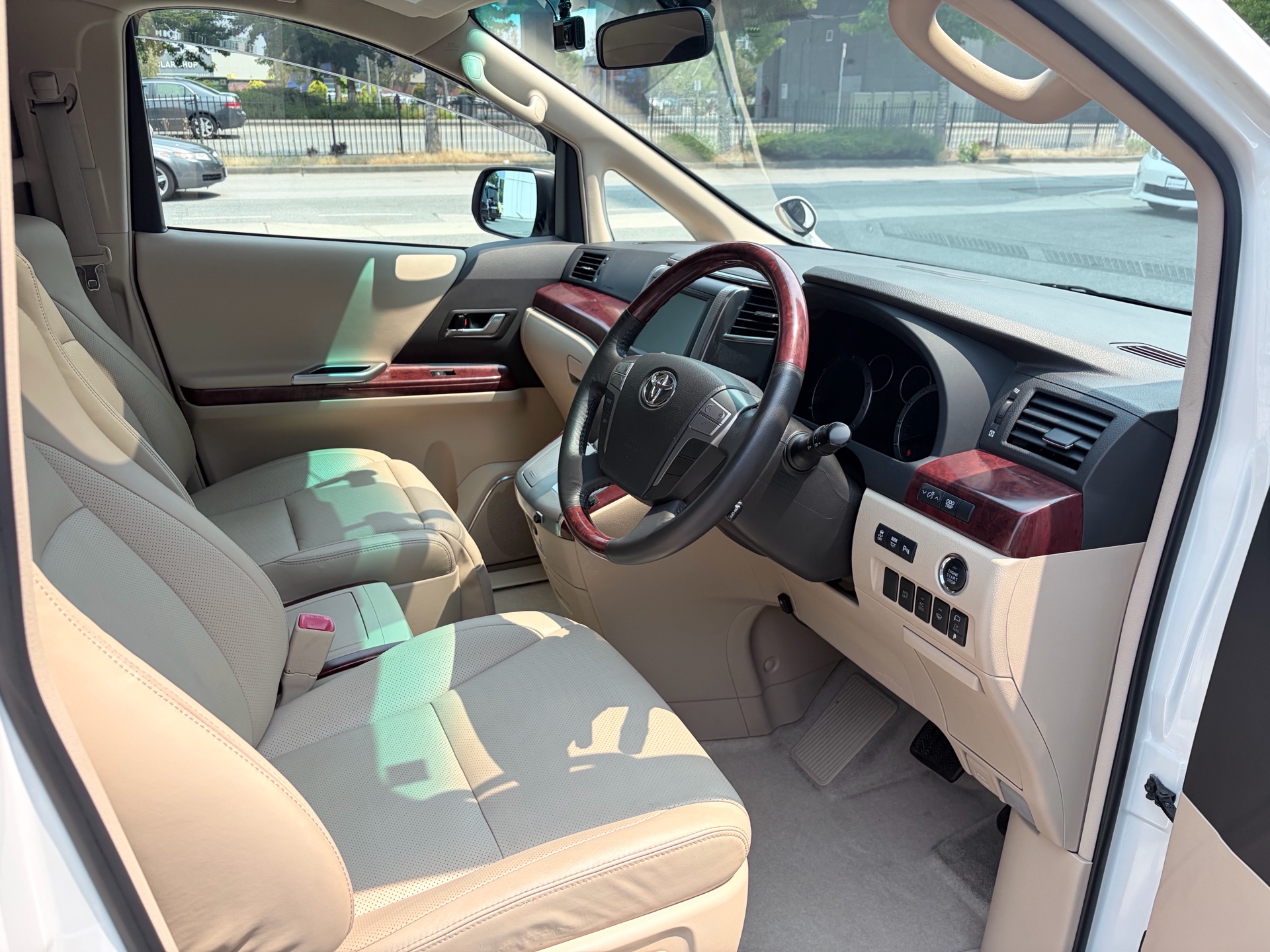 Vehicle photo 18