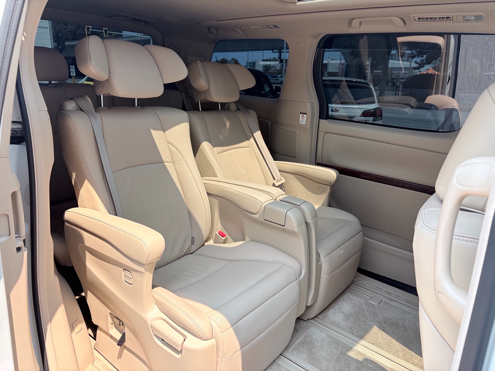 Vehicle photo 19