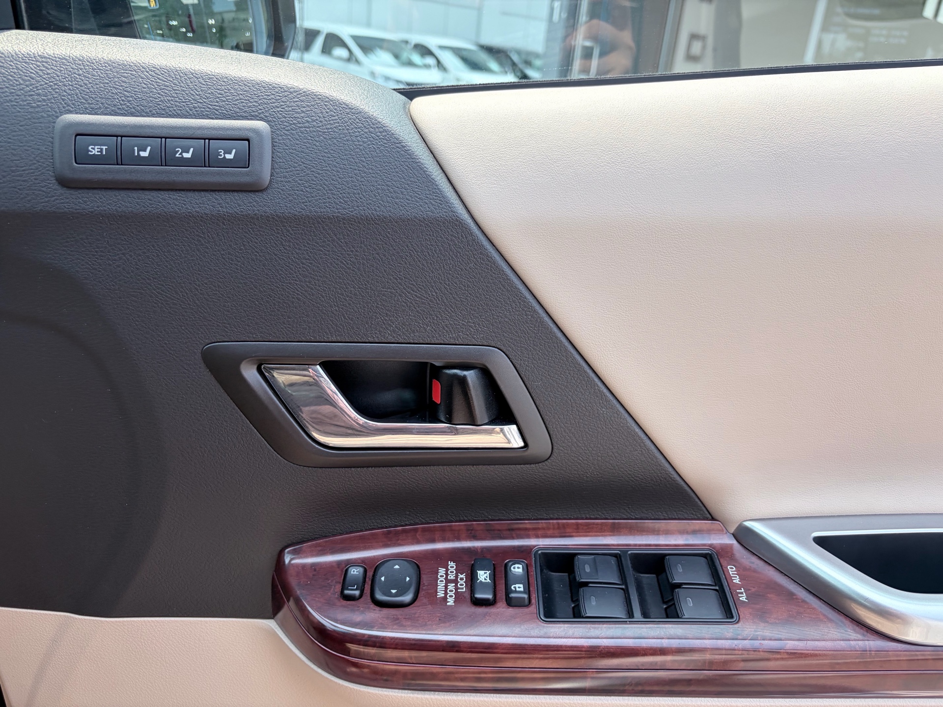 Vehicle photo 12