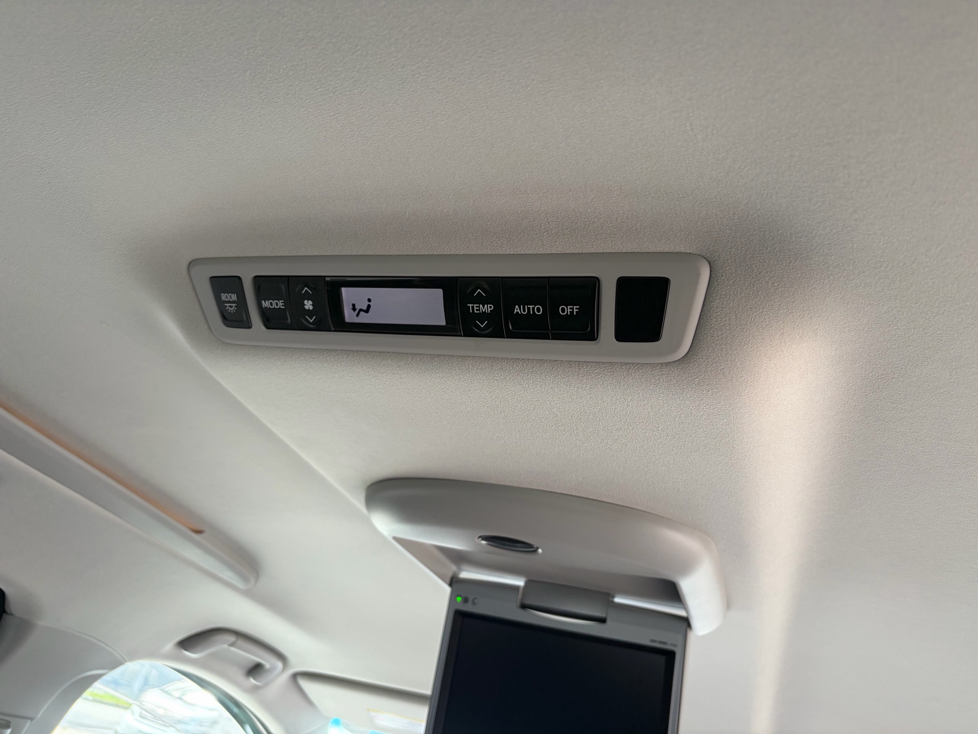 Vehicle photo 15
