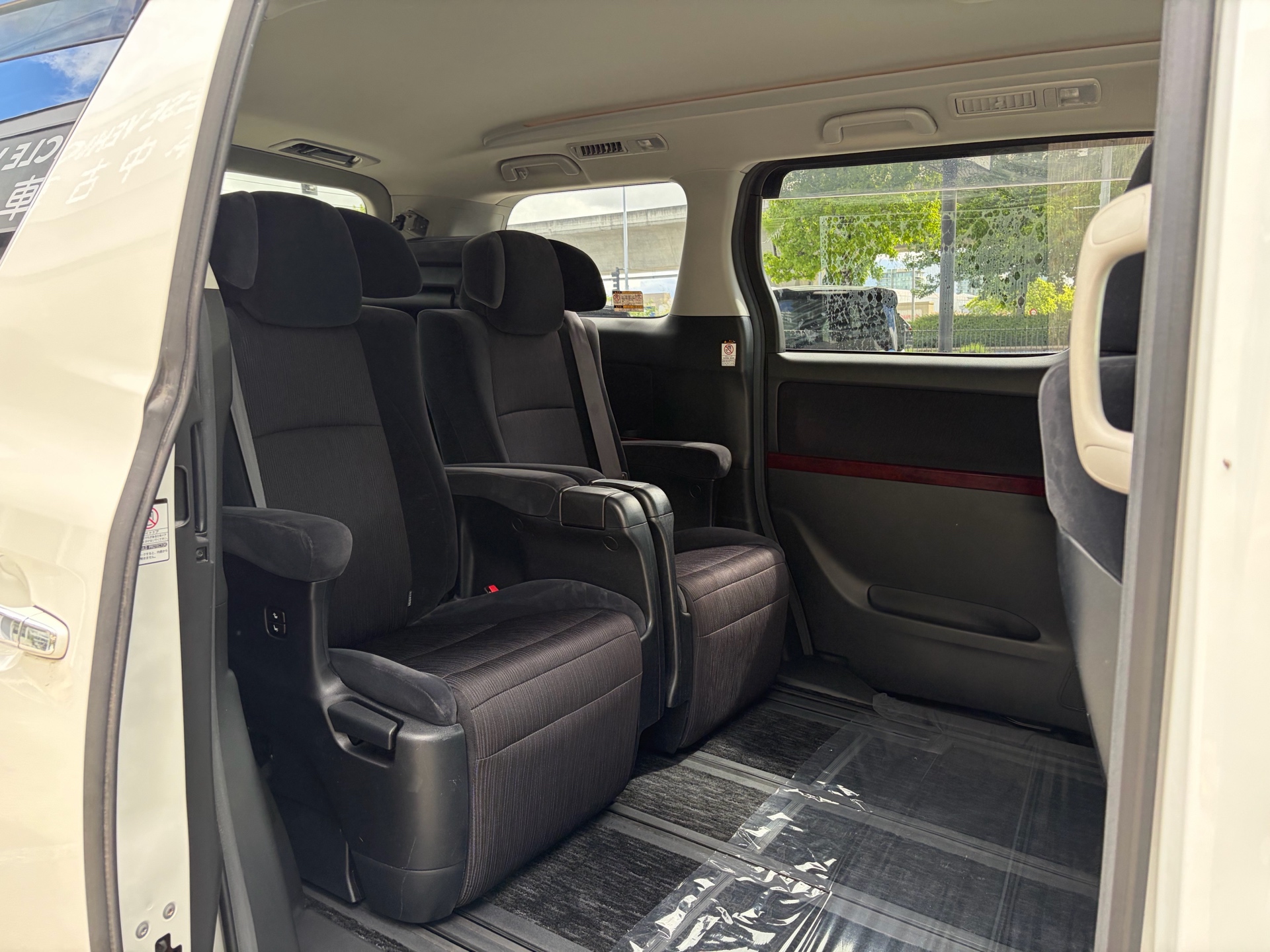 Vehicle photo 14