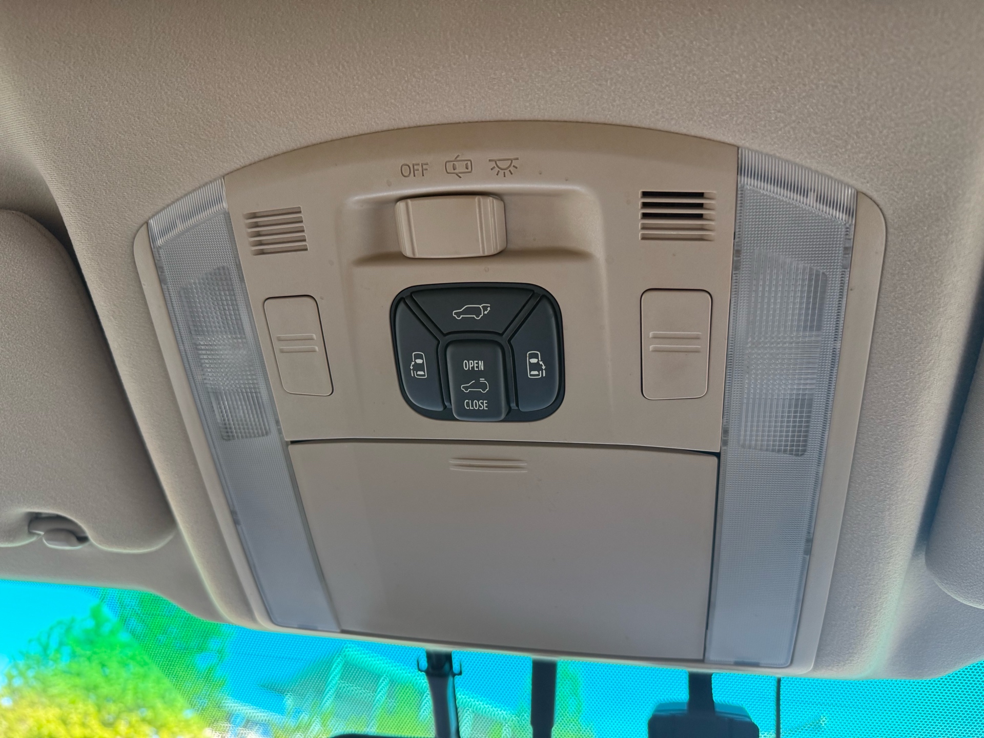 Vehicle photo 14