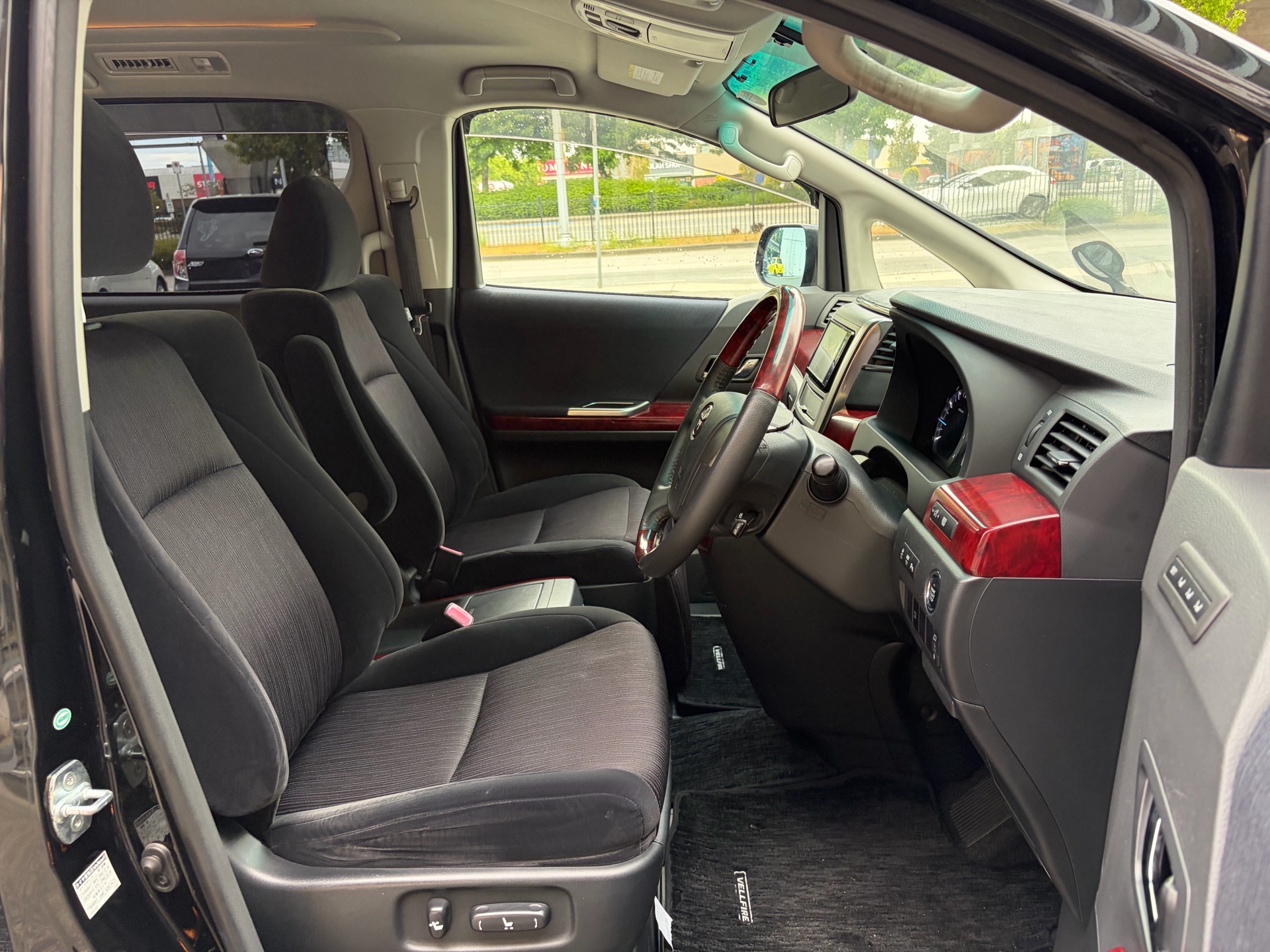 Vehicle photo 9