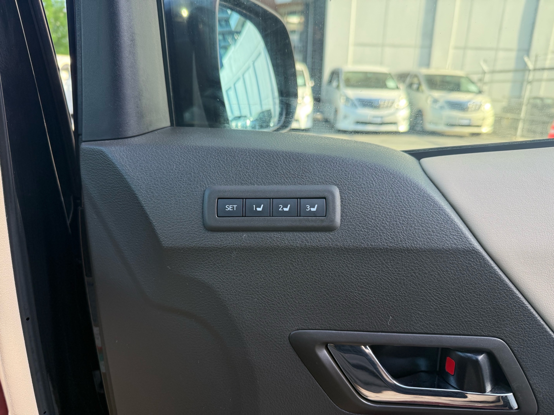 Vehicle photo 8