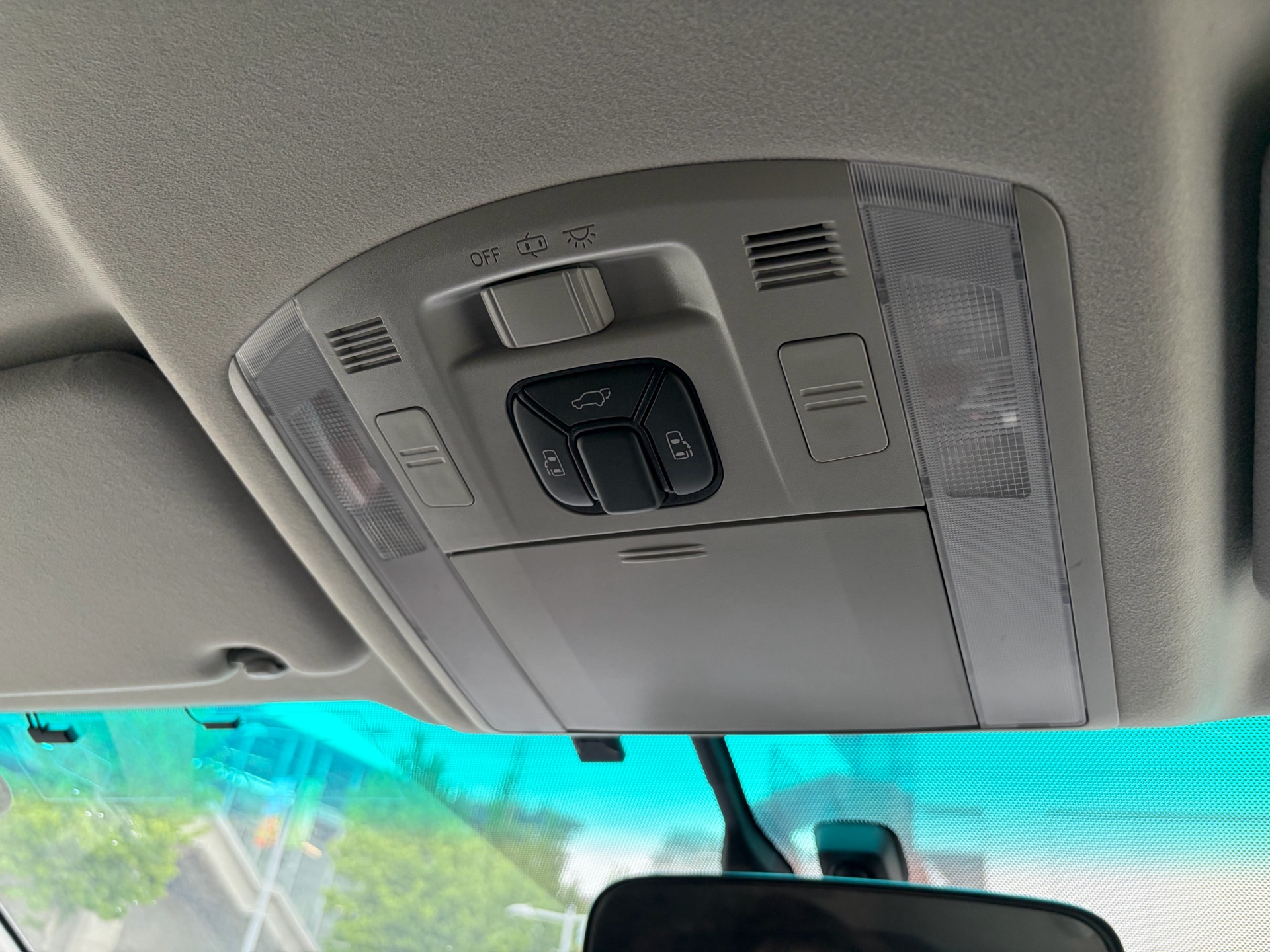 Vehicle photo 15