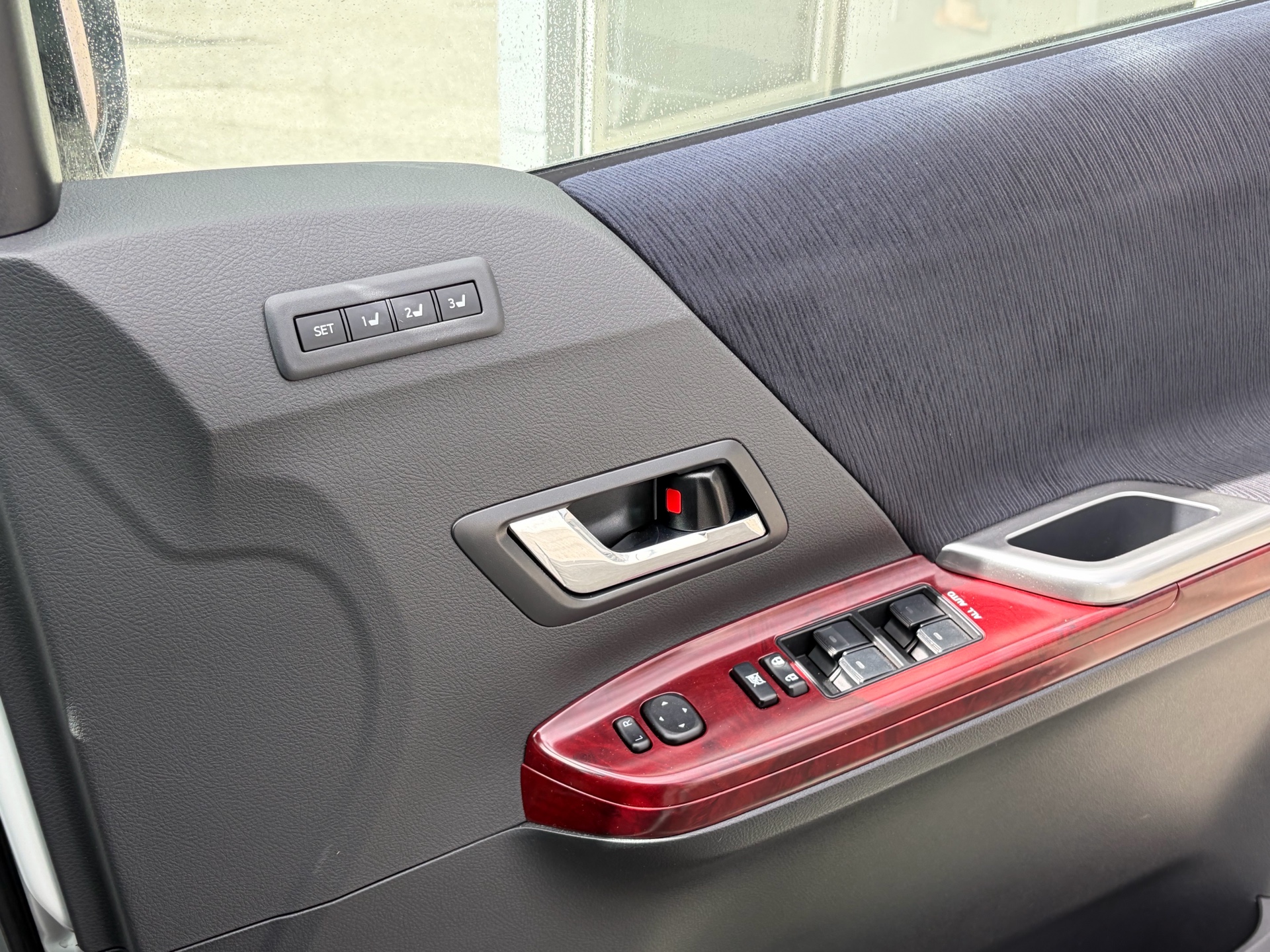 Vehicle photo 12