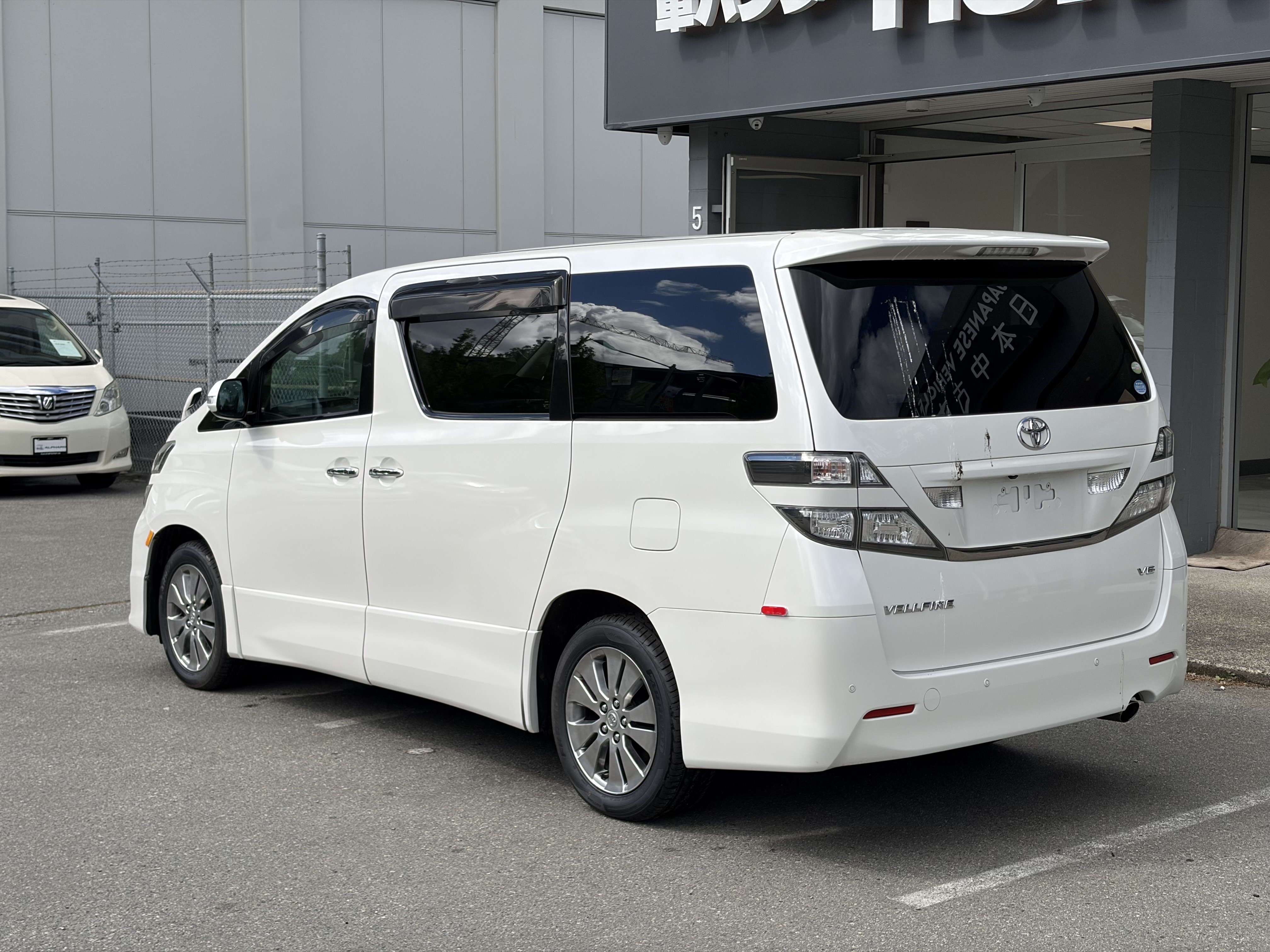 Vehicle photo 4
