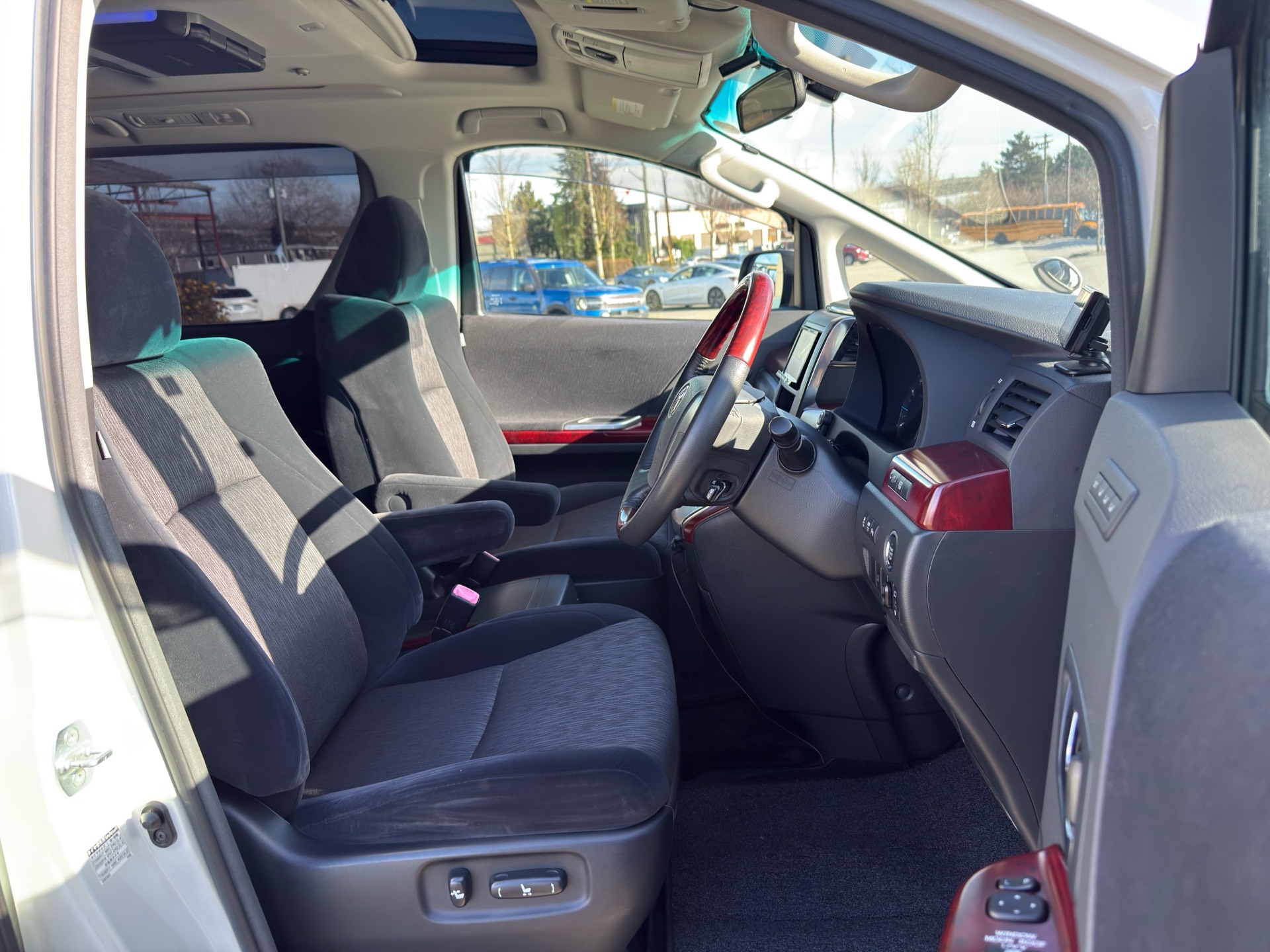 Vehicle photo 12