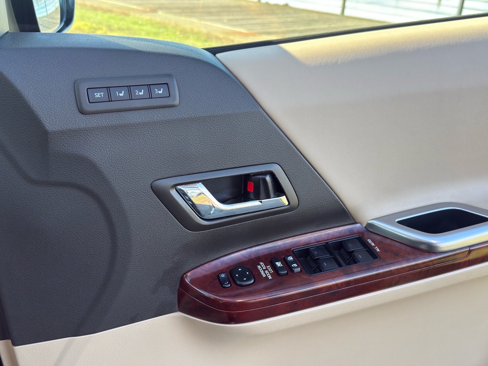 Vehicle photo 12
