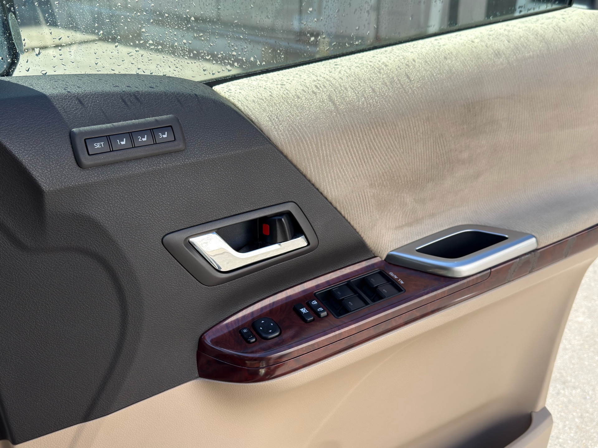 Vehicle photo 13