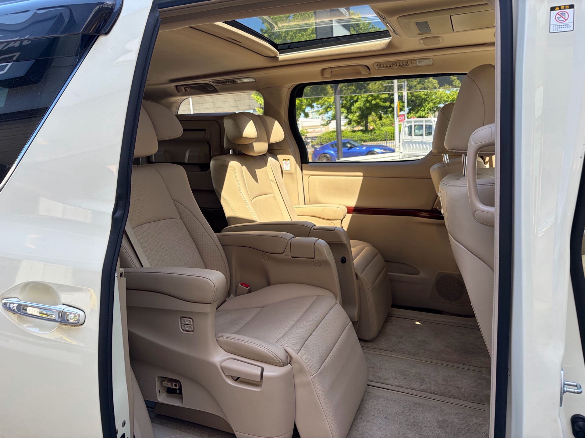 Vehicle photo 14