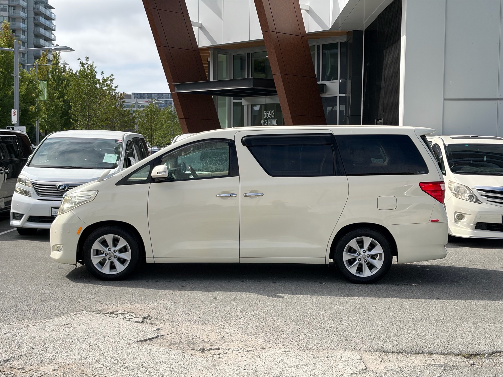 Vehicle photo 3