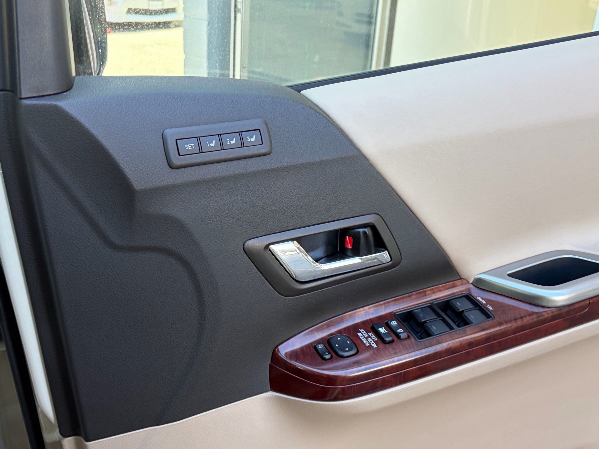 Vehicle photo 12