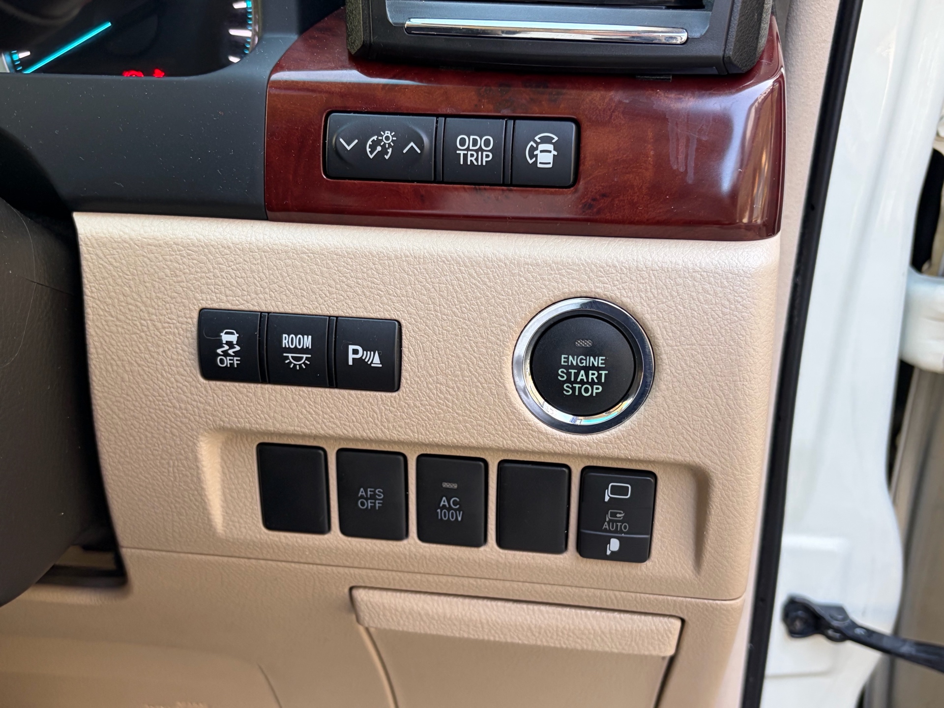 Vehicle photo 11