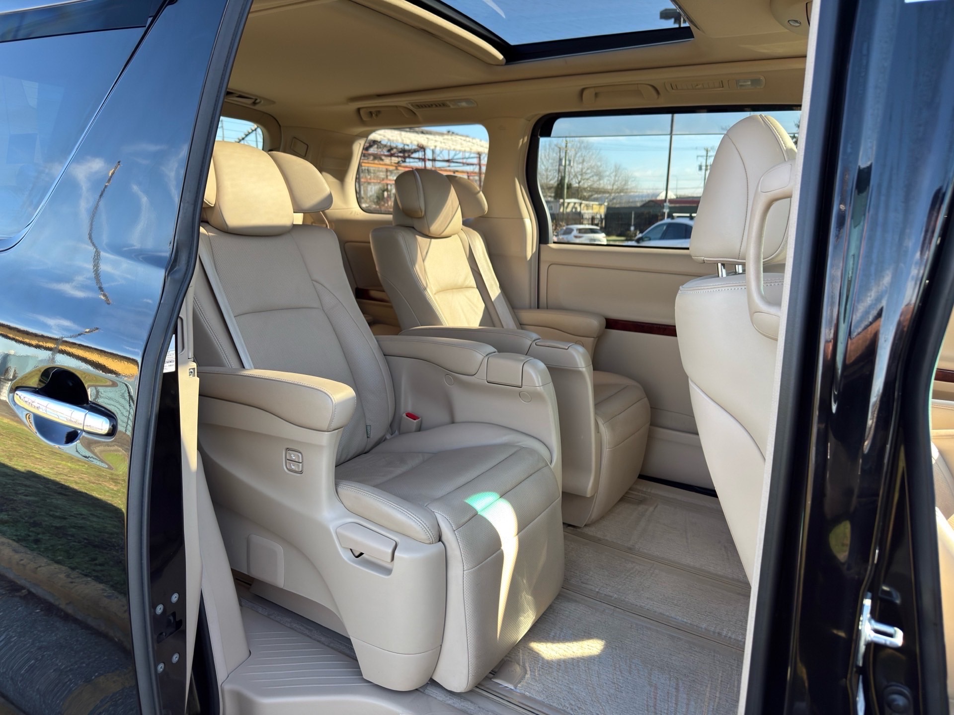 Vehicle photo 14