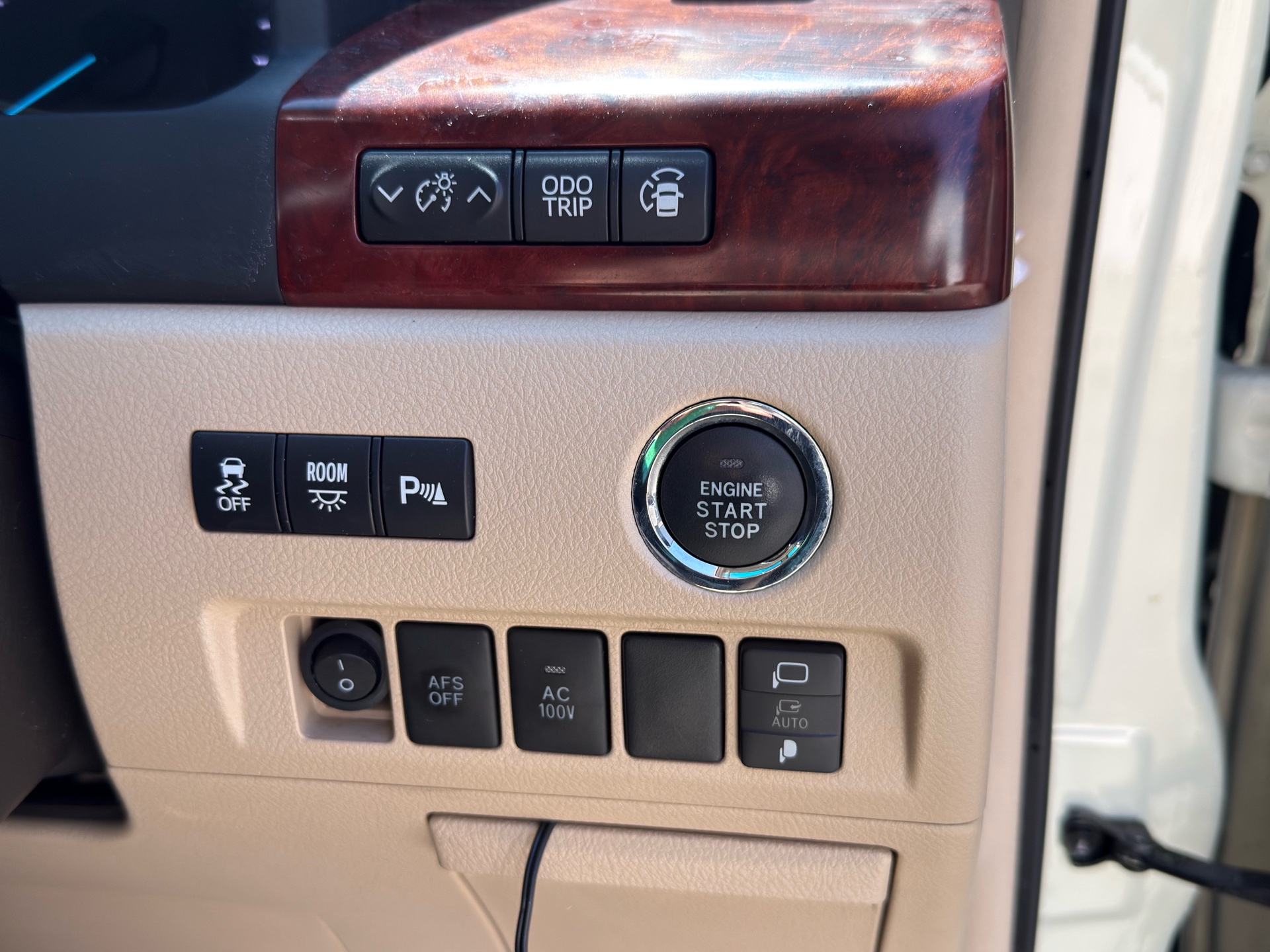 Vehicle photo 12