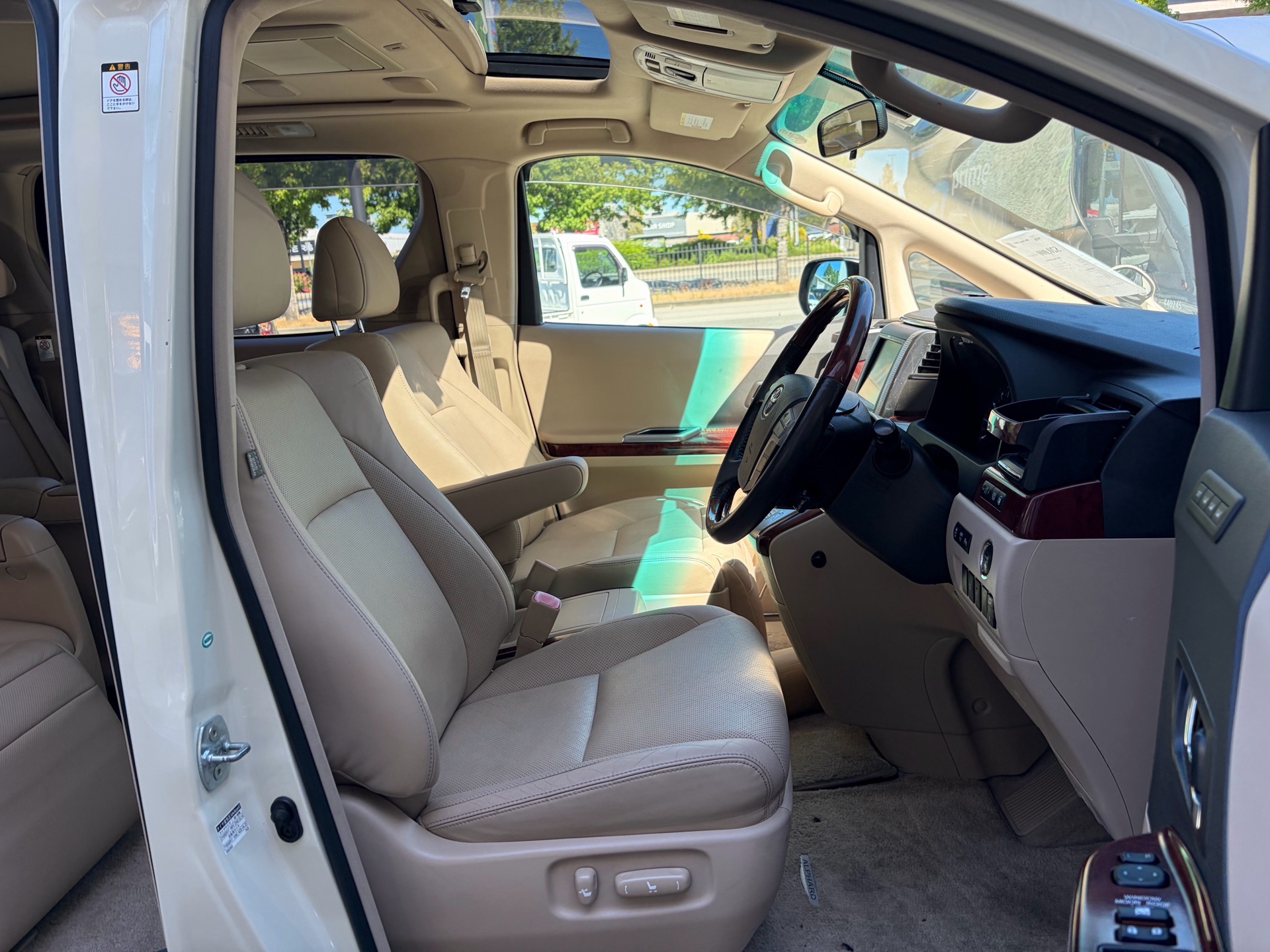 Vehicle photo 13