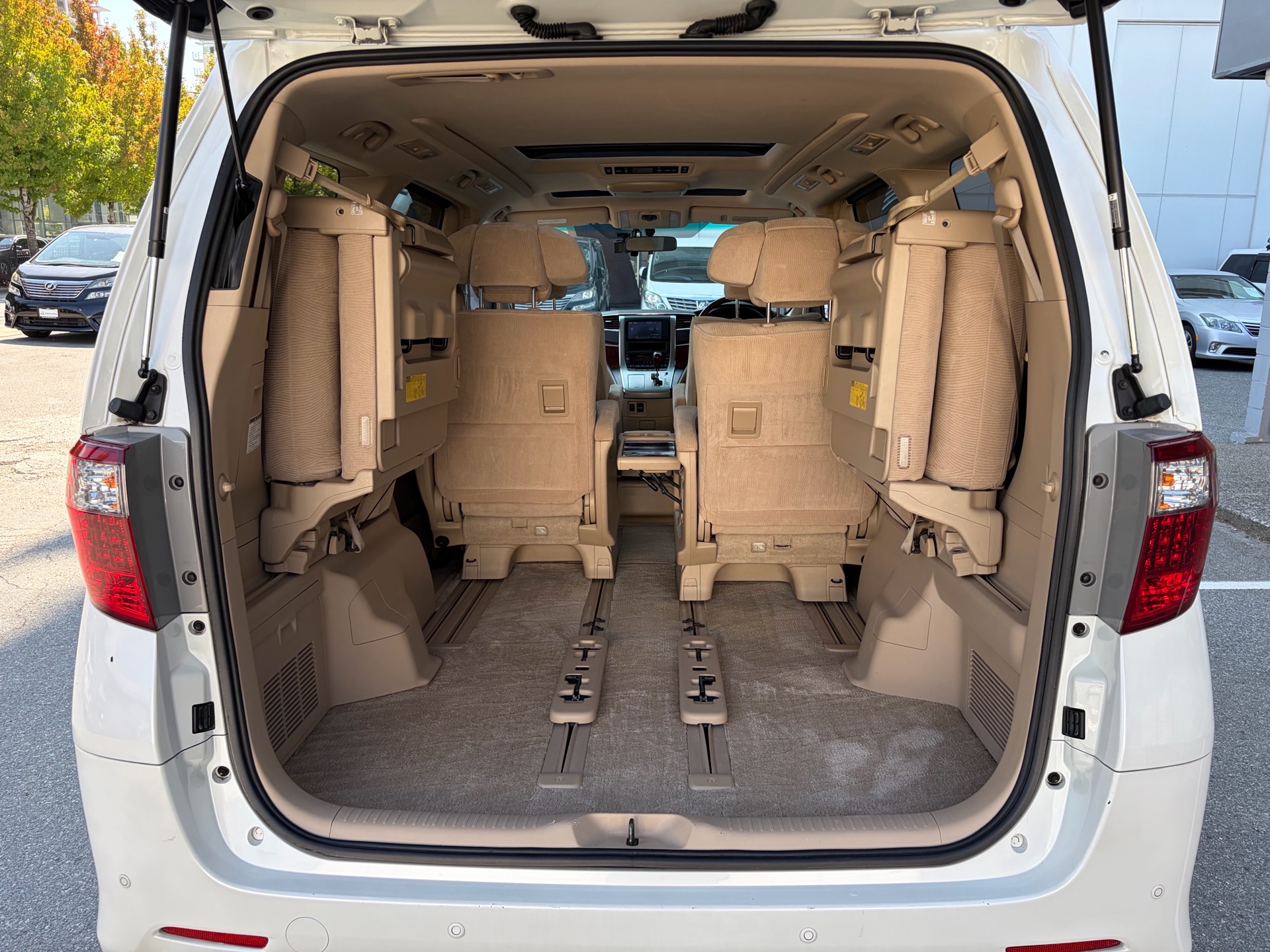 Vehicle photo 18