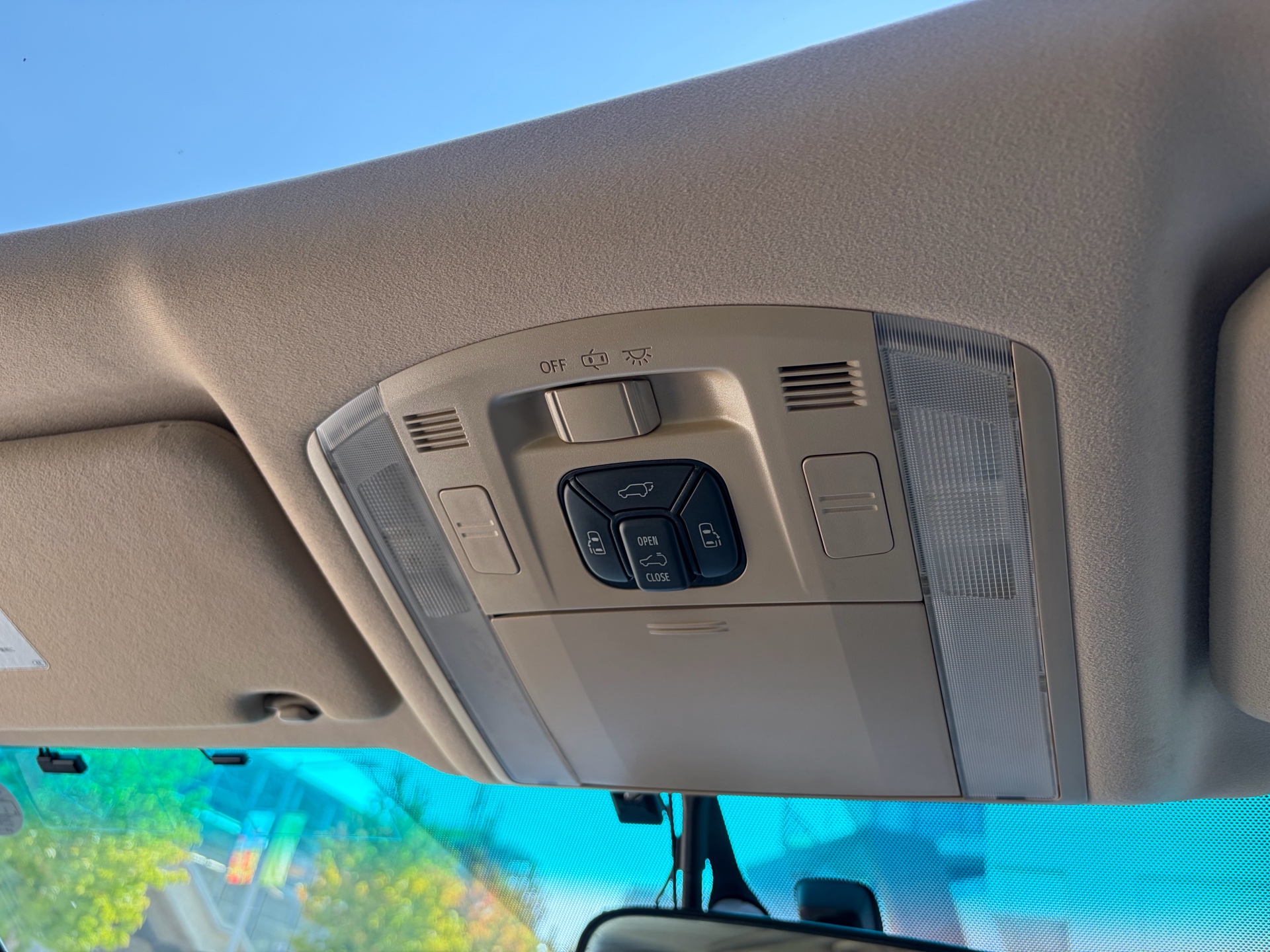 Vehicle photo 13