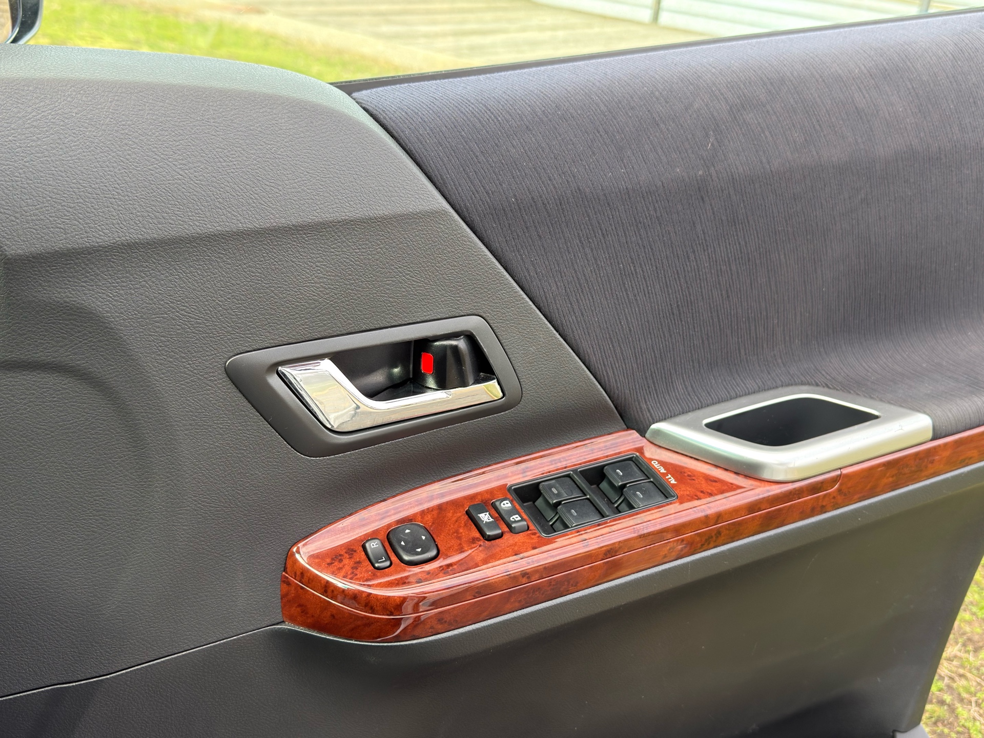Vehicle photo 12