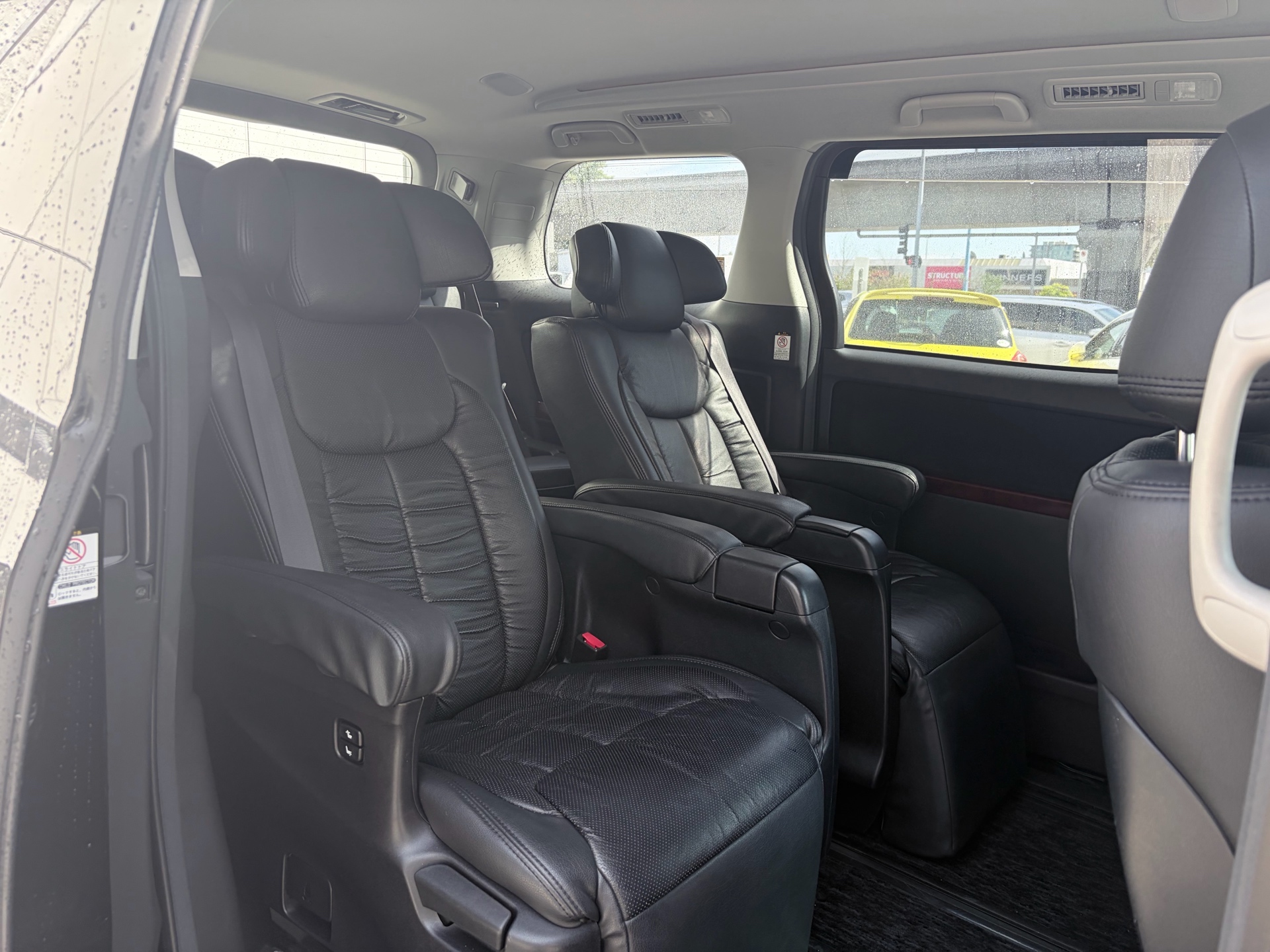 Vehicle photo 19