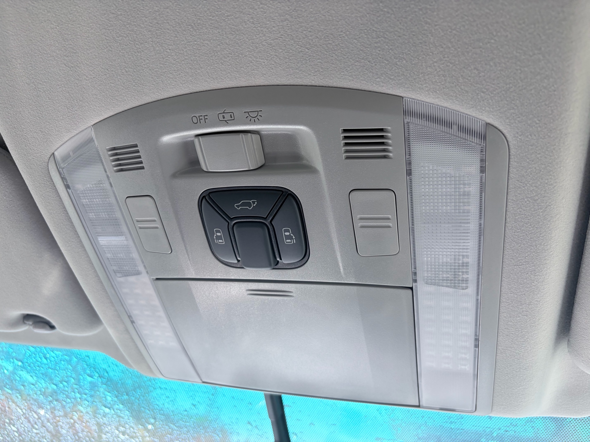 Vehicle photo 12
