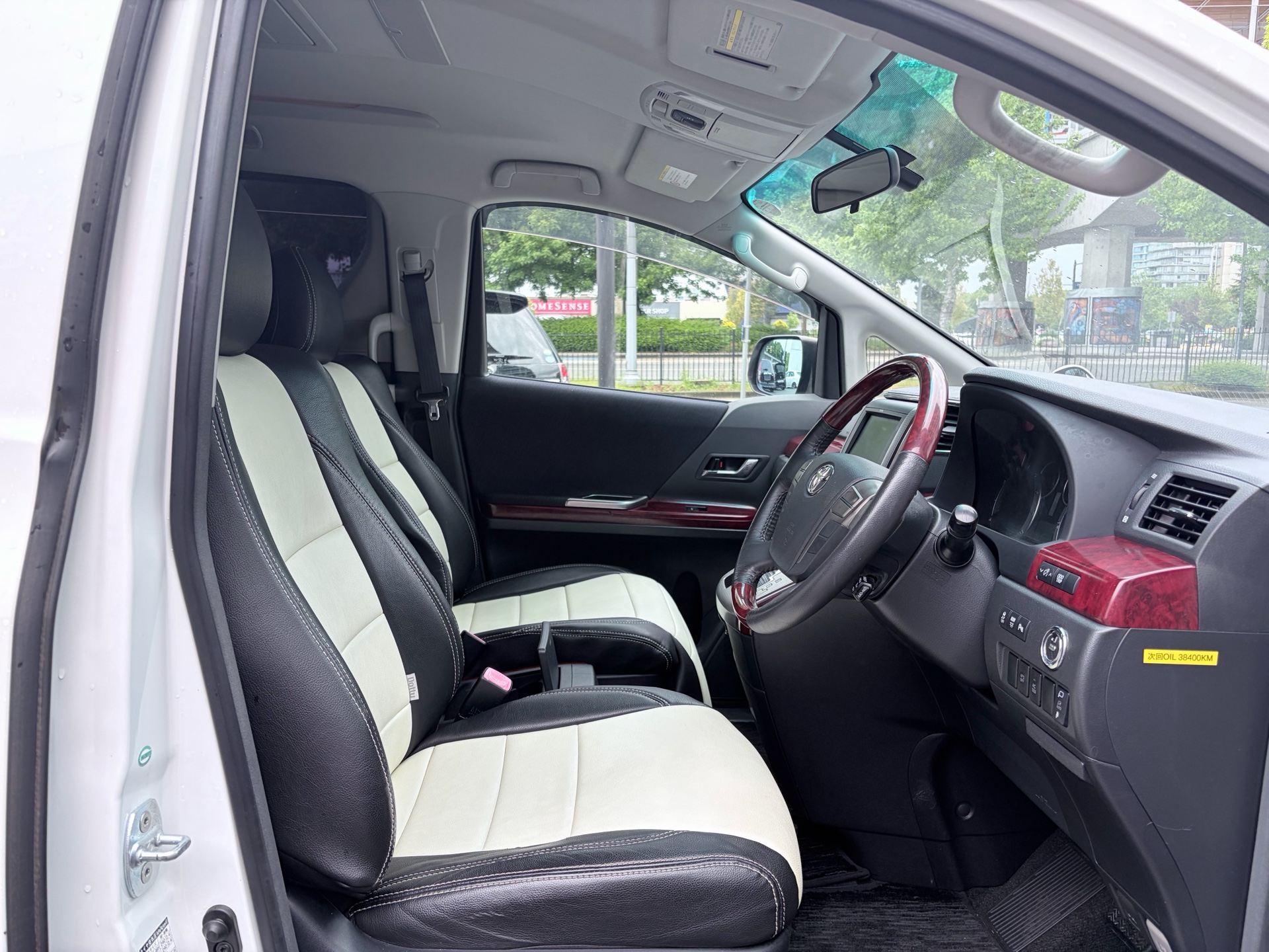 Vehicle photo 13