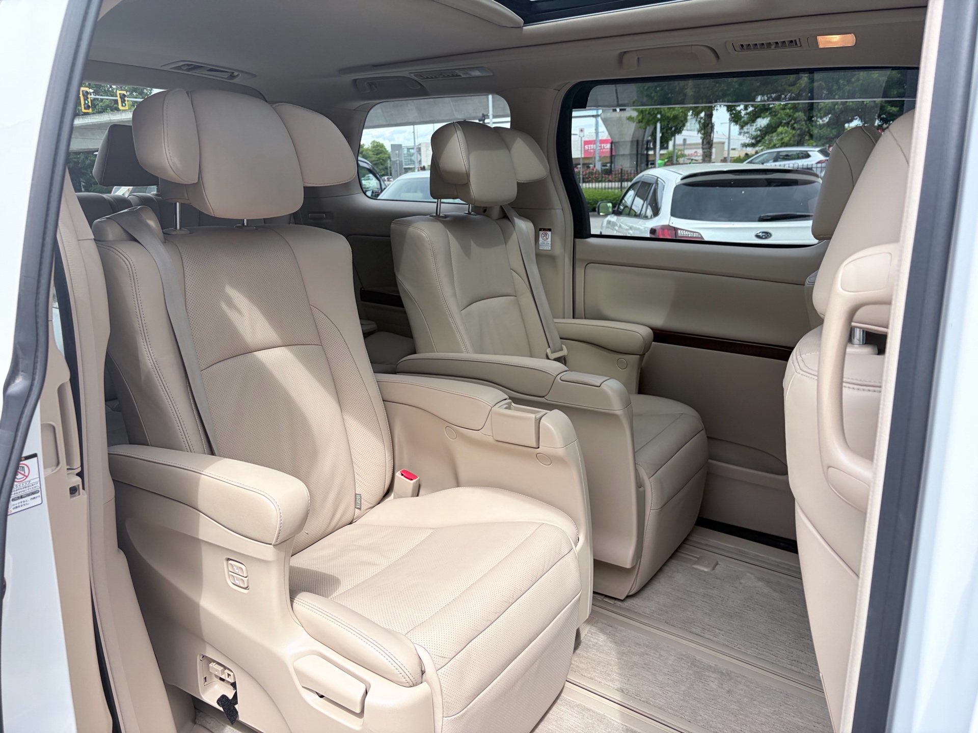 Vehicle photo 16