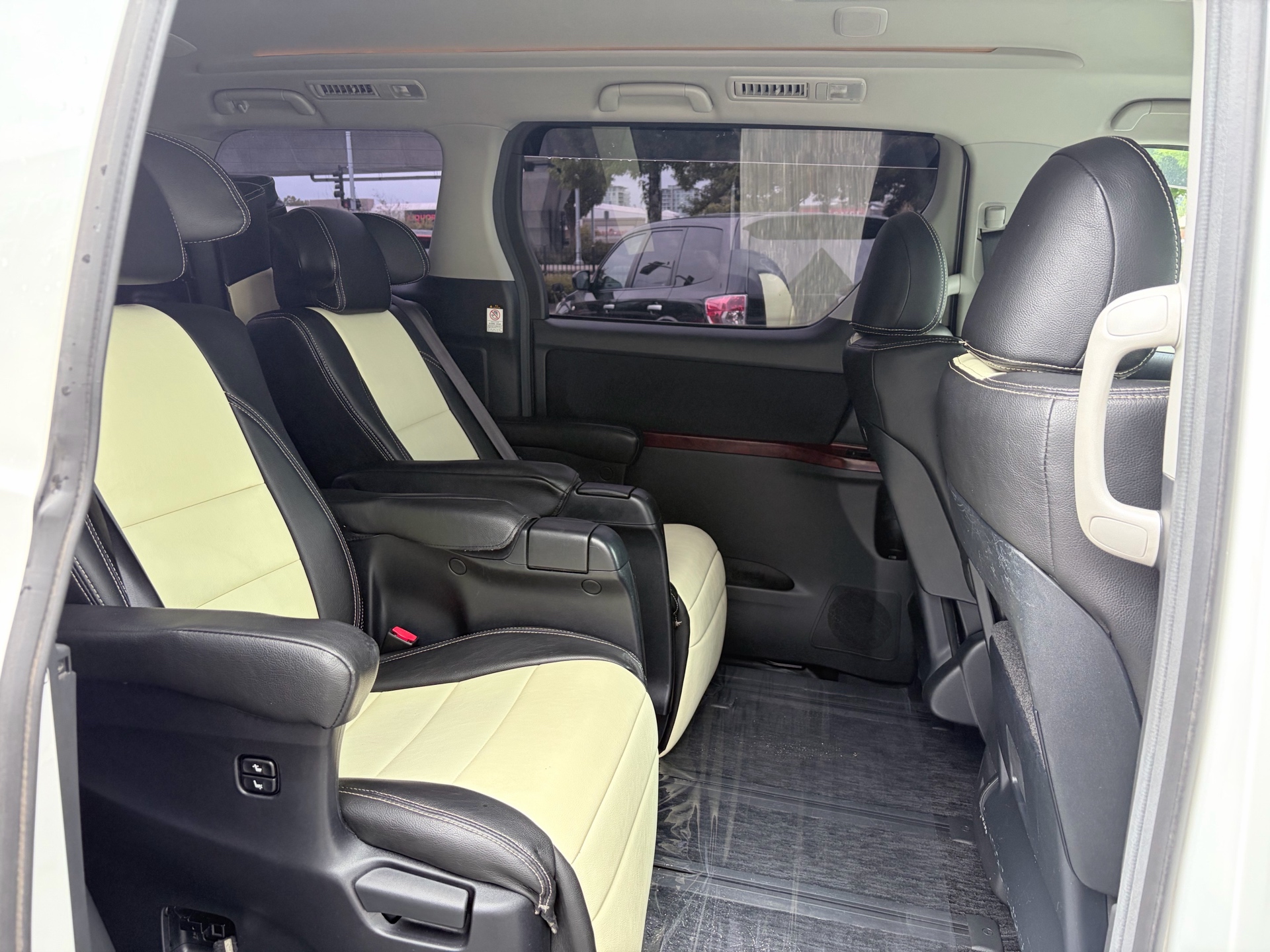 Vehicle photo 14